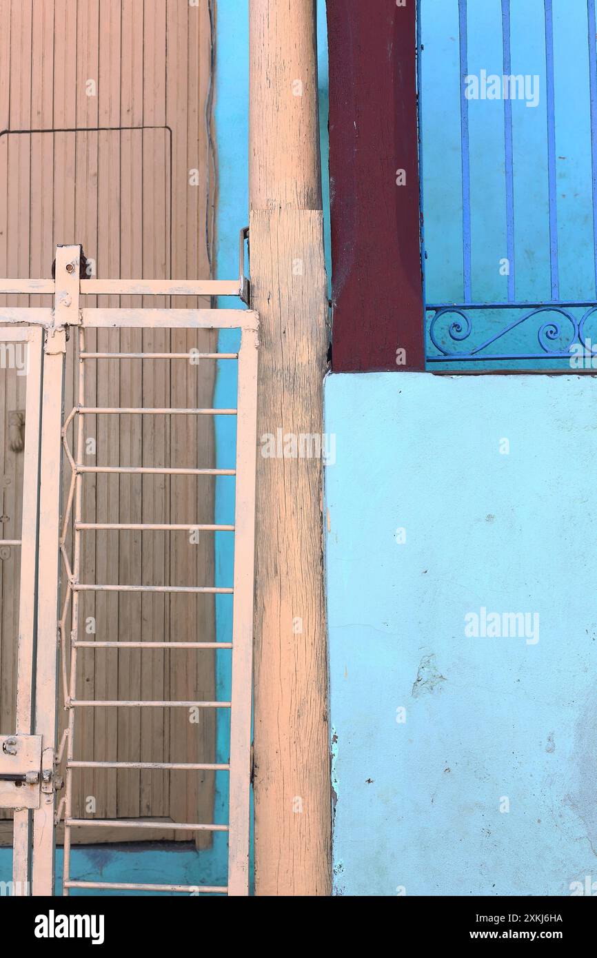 537 Coloriste mur de la maison coloniale montrant un beau contraste de couleur frappant de peinture bleu-marron-beige-rose, sur Calle Santa Rita Street. Trinidad-Cuba. Banque D'Images