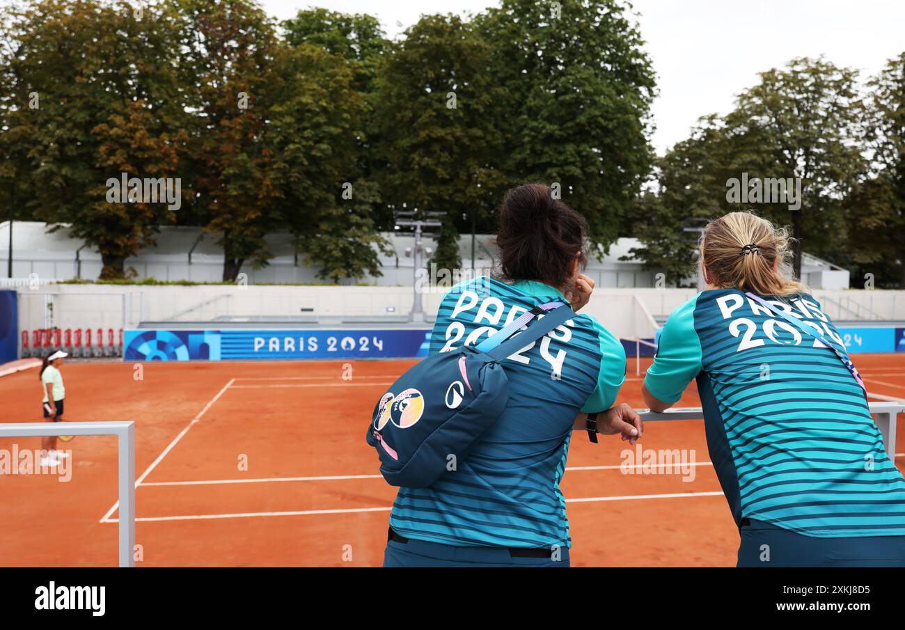 Paris, France. 23 juillet 2024. Des volontaires assistent à des séances de formation au stade de Roland Garros à Paris, France, le 23 juillet 2024. Les compétitions de tennis de Paris 2024 se dérouleront à Roland Garros du 27 juillet au 4 août. Crédit : Gao Jing/Xinhua/Alamy Live News Banque D'Images