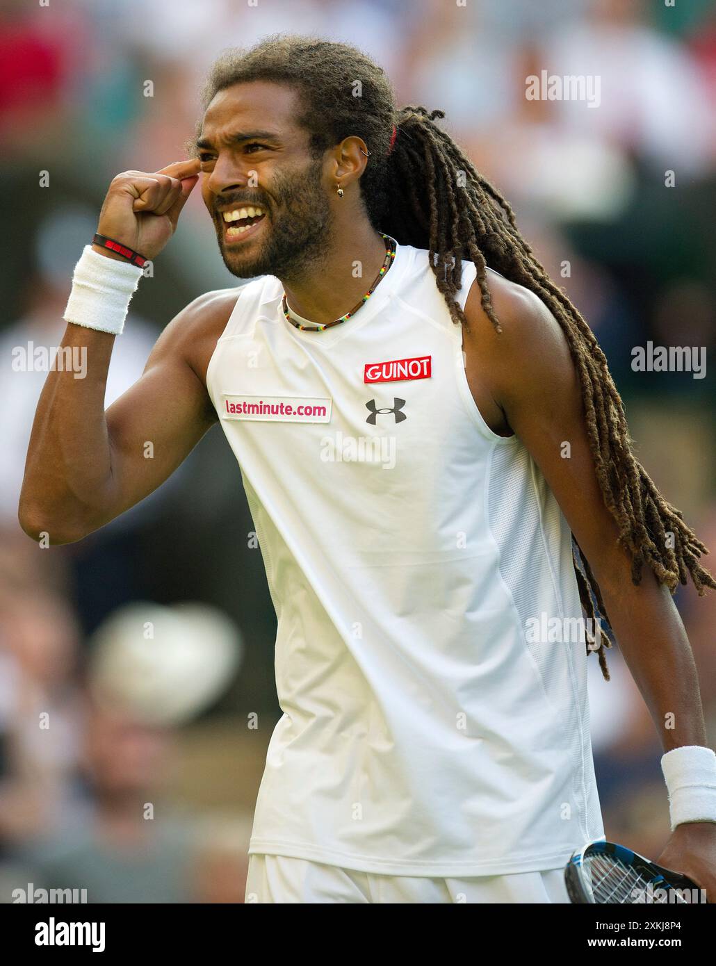02/07/15. AELTC, Wimbledon Championships 2015, Wimbledon, Londres. Hommes en simple deuxième tour, Rafa Nadal contre Dustin Brown, court central. Dustin Brown célèbre sur son chemin pour gagner le match. Imaginez Ian Rutherford. ©Ian Rutherford ianrutherfordphotography@gmail.com www.ianrutherfordphotography.com 07710337520 Banque D'Images