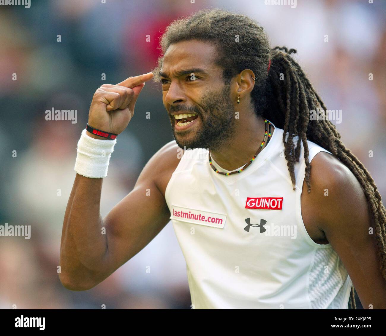 02/07/15. AELTC, Wimbledon Championships 2015, Wimbledon, Londres. Hommes en simple deuxième tour, Rafa Nadal contre Dustin Brown, court central. Dustin Brown célèbre sur son chemin pour gagner le match. Imaginez Ian Rutherford. ©Ian Rutherford ianrutherfordphotography@gmail.com www.ianrutherfordphotography.com 07710337520 Banque D'Images