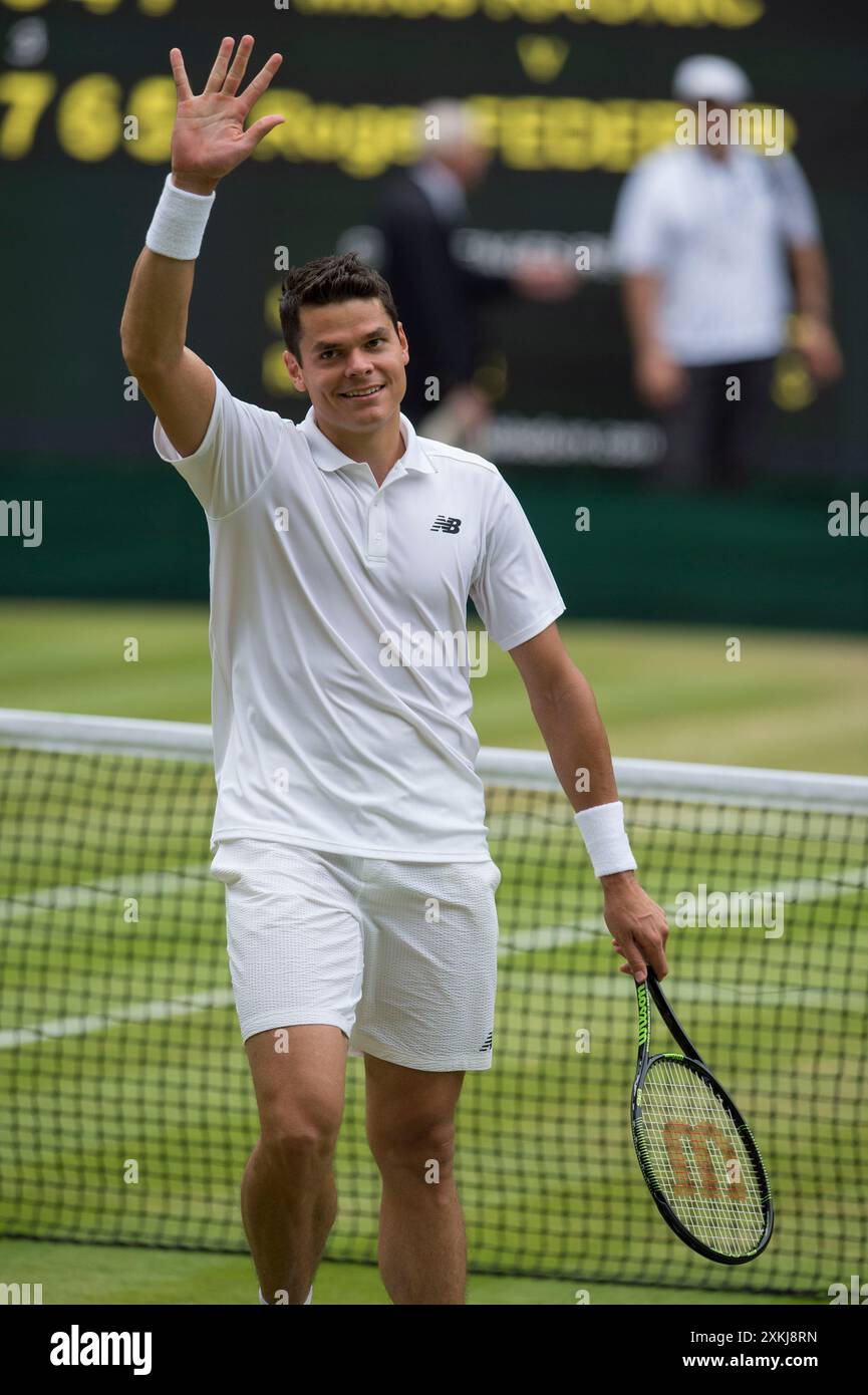 08/07/2016. Wimbledon 2016. Jour 12, court central, demi-finale des singles masculins Milos Raonic v Roger Federer. Milos Raonic célèbre après avoir remporté le match en cinq sets. Imaginez Ian Rutherford Banque D'Images