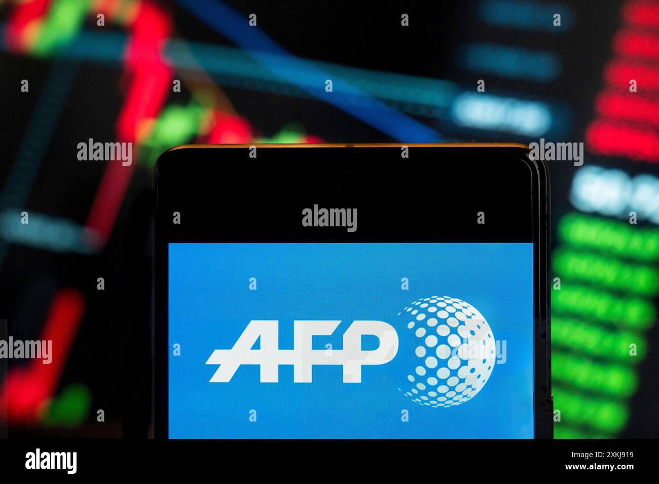 Chine. 21 juin 2024. Dans cette illustration photo, le logo de l'agence de presse internationale Agence France presse (AFP) vu affiché sur un smartphone avec un graphique de l'indice boursier économique en arrière-plan. (Crédit image : © Budrul Chukrut/SOPA images via ZUMA Press Wire) USAGE ÉDITORIAL SEULEMENT! Non destiné à UN USAGE commercial ! Banque D'Images