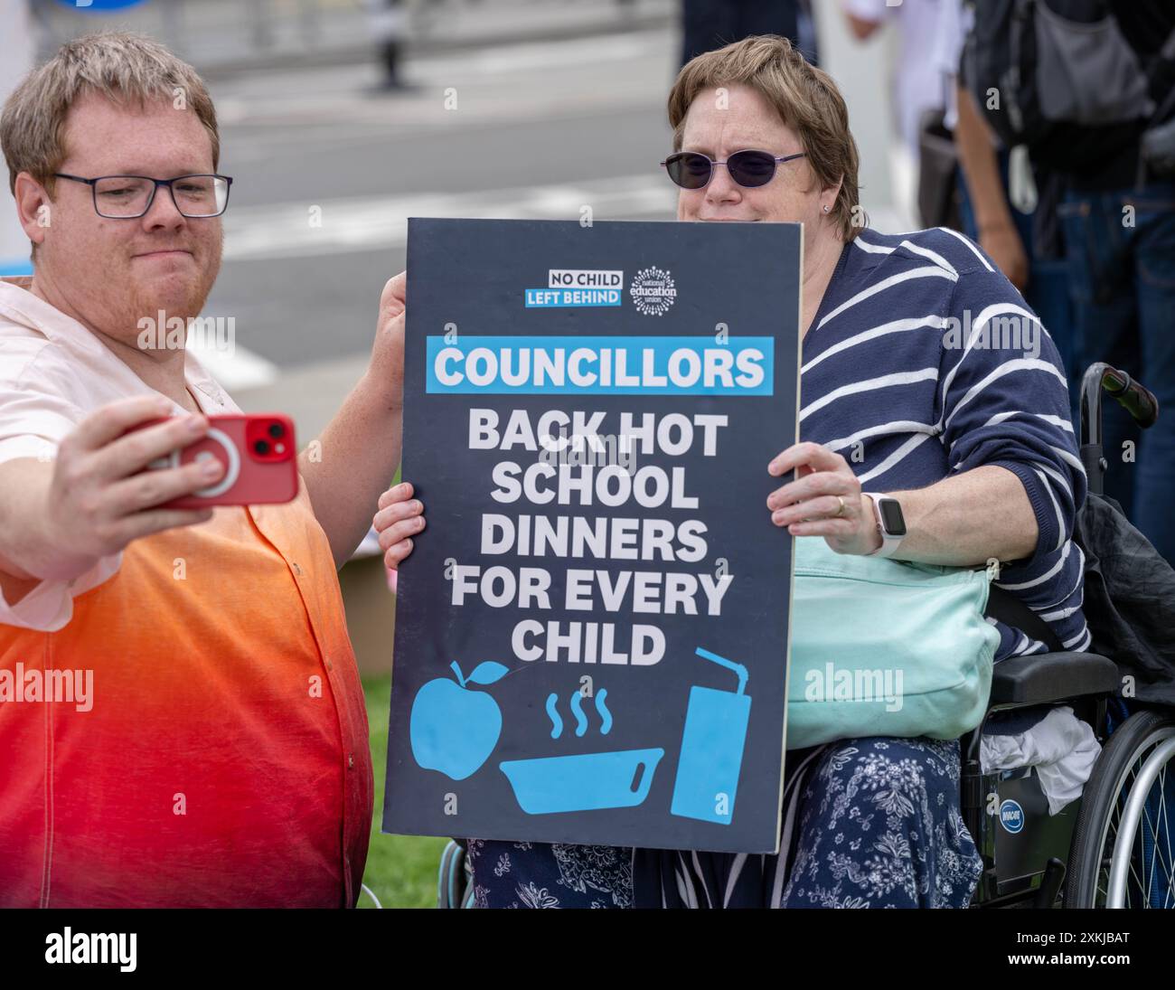 Londres, Royaume-Uni. 23 juillet 2024. No Child Left Behind, une campagne du Syndicat national de l'éducation (NEU), organisant un événement à Parliament Square dans le cadre de sa tournée nationale en van pour appeler à une extension des repas scolaires gratuits (FSM) à tous les enfants de l'école primaire en Angleterre crédit : Ian Davidson/Alamy Live News Banque D'Images