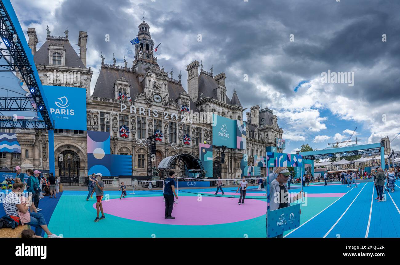 Paris, France - 07 23 2024 : Hôtel de ville de Paris. Vue sur la terrasse des jeux avec activités sportives ouvertes à tous Banque D'Images