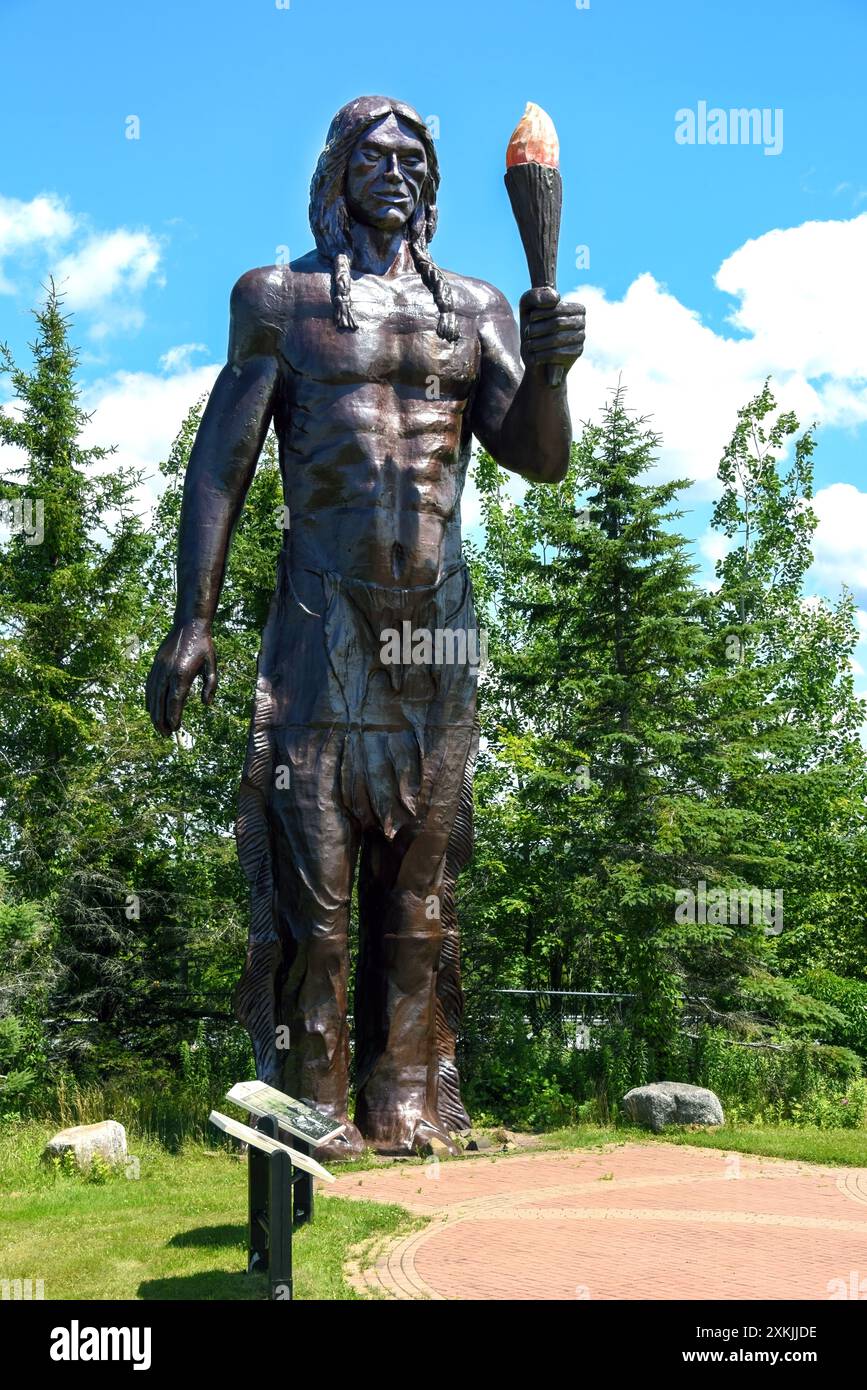 Millbrook, Canada - le 20 juillet 2024 : monument de 40 pieds de haut à Glooscap, conçu par AtlantexCreativeWorks, à la première nation de Millbrook, en Nouvelle-Écosse Banque D'Images