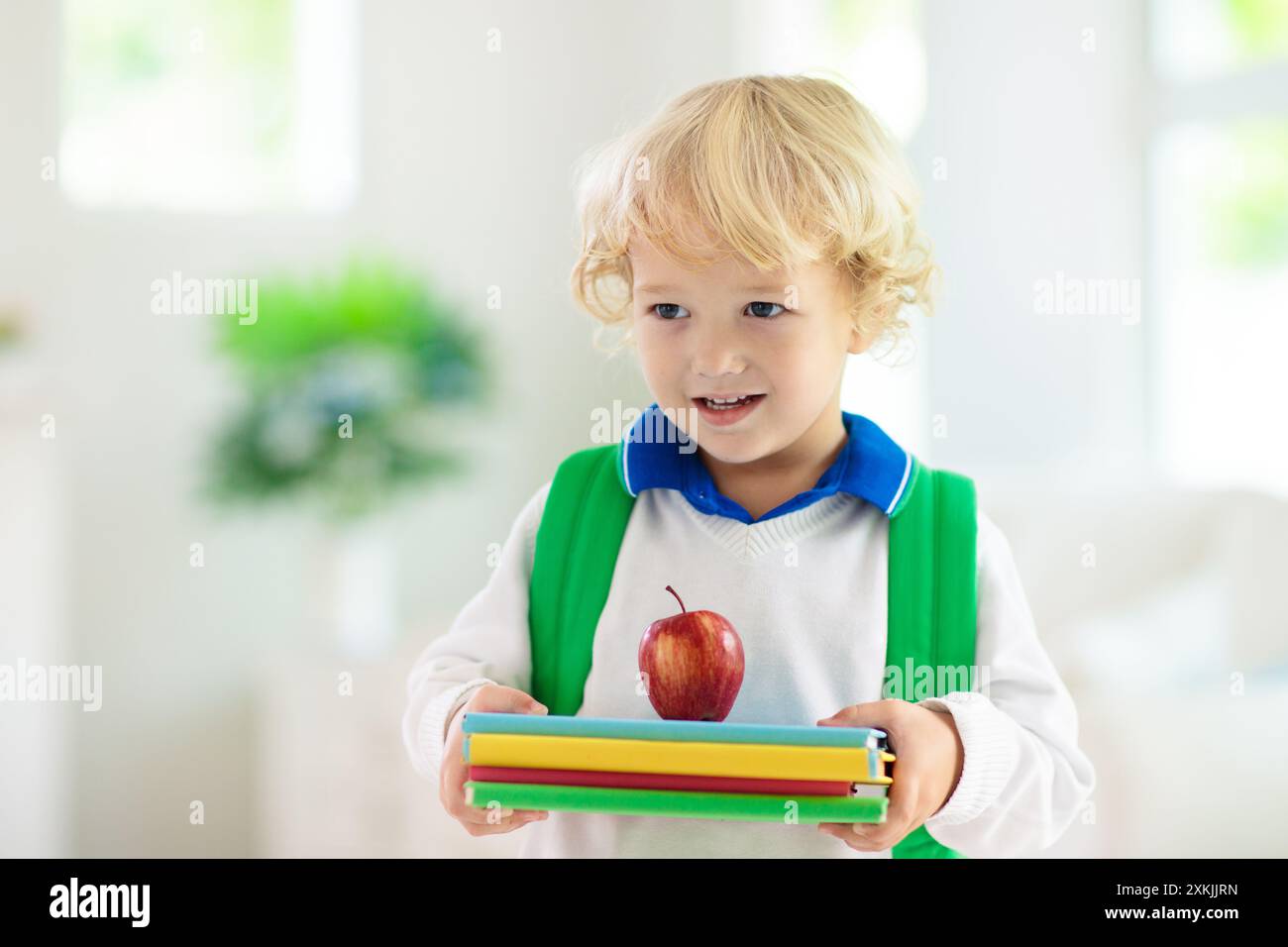 Enfant retournant à l'école. Enfant se préparant pour le premier jour d'école après les vacances. Petit garçon en route pour la maternelle ou l'école maternelle. emballage Banque D'Images