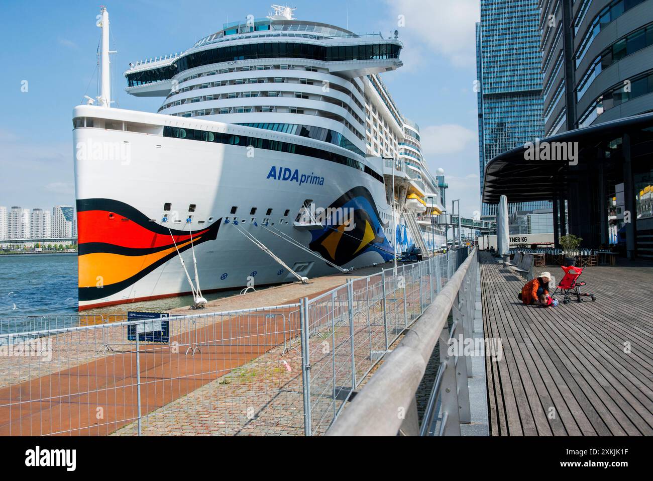 Bateau de croisière amarré bateau de croisière Aida Prima amarré sur les quais du terminal de croisière de Rotterdam, pour débarquer ses passagers pour une journée autour de la ville. Rotterdam, pays-Bas. Rotterdam Wilhelminapier Zuid-Holland Nederland Copyright : xGuidoxKoppesxPhotox Banque D'Images