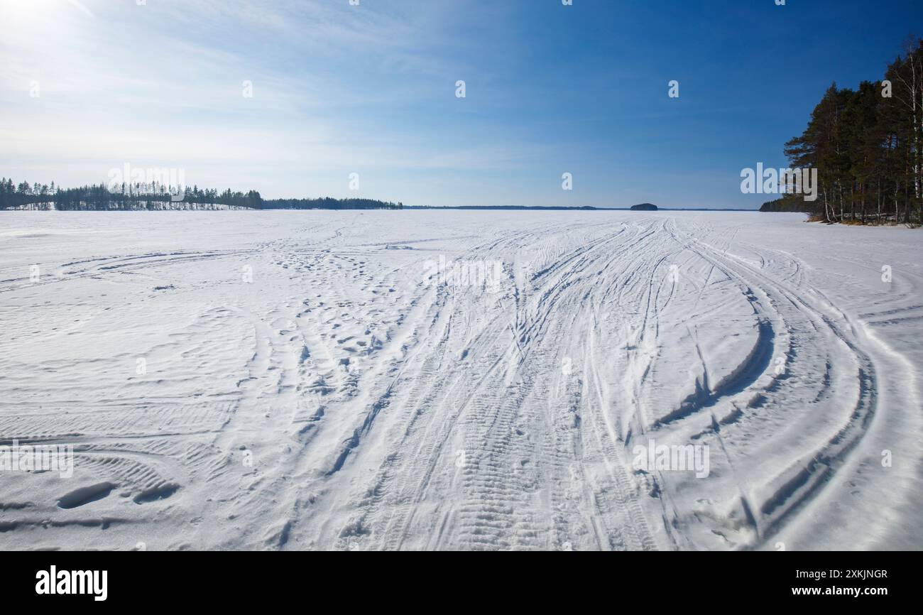 Pistes de motoneige jusqu'à la glace du lac Niinivesi à Winter, Finlande Banque D'Images