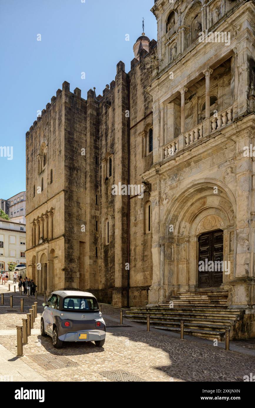 Vieille cathédrale ou Sé Velha, elle a commencé à être construite comme un château au 12ème siècle, sous le règne d'Alphonse I dans la ville de Coimbra, Portugal, Europe Banque D'Images