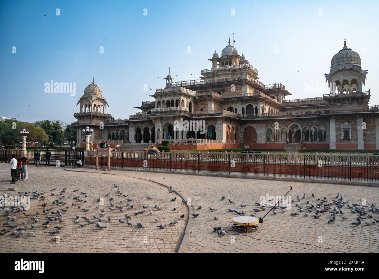 Jaipur, Rajasthan, Inde 15 février 2024. Alberta Hall Museum conçu au XIXe siècle par Samuel Swinton Jacob dans un style d'architecture indo-saracénique Banque D'Images