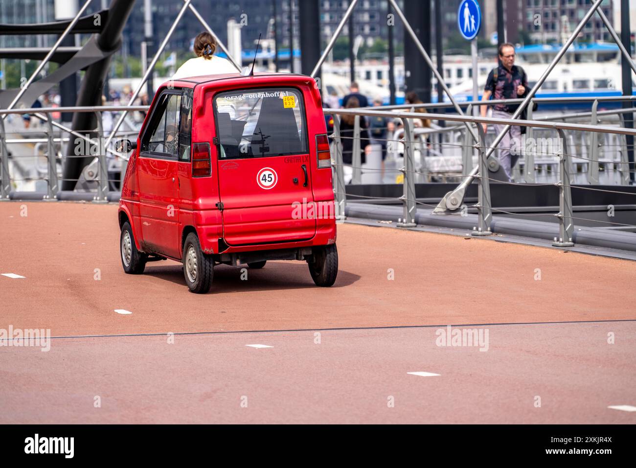 Mini-voiture, modèle Canta, petites voitures, jusqu'à 45 km/h, peut être conduit à partir de 15 ans, peut utiliser des pistes cyclables, très populaire à Amsterdam car ils peuvent f Banque D'Images