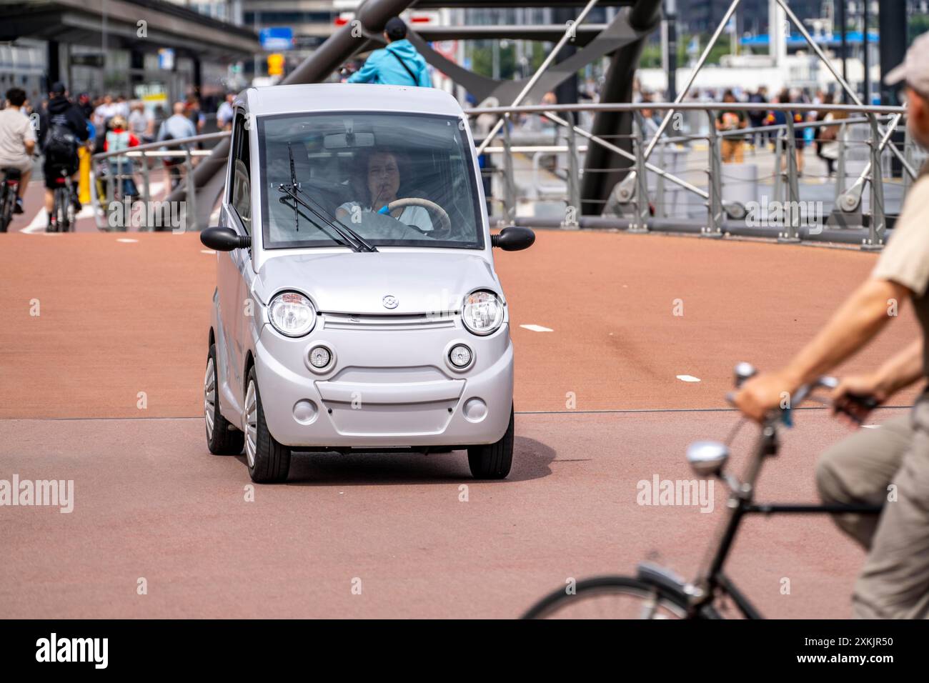 Minicars, petites voitures, jusqu'à 45 km/h de vitesse, peuvent être conduits à partir de 15 ans, peuvent utiliser des pistes cyclables, très populaires à Amsterdam parce qu'ils peuvent trouver un PA Banque D'Images
