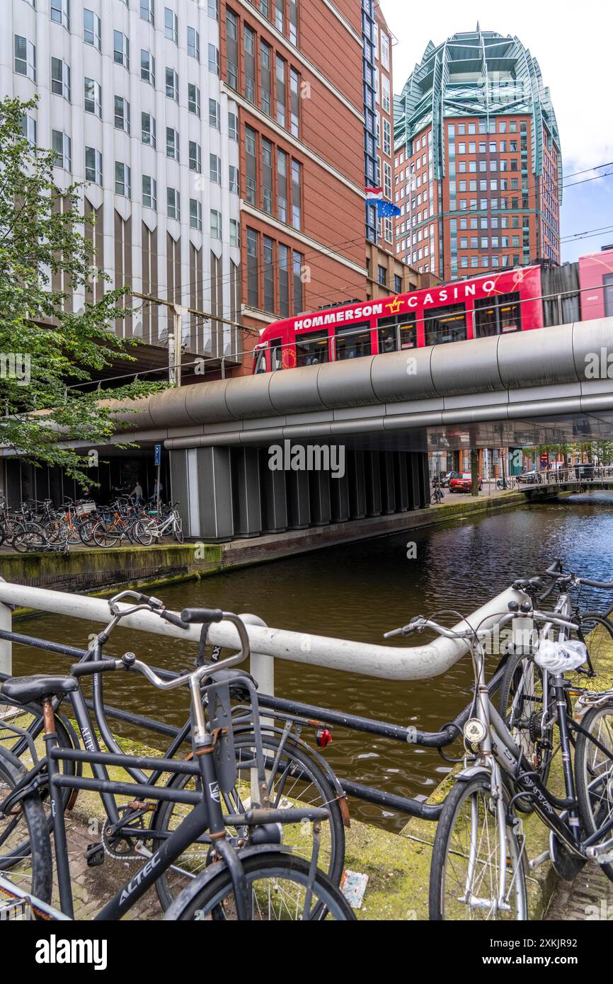 Centre-ville, pont pour le trafic local sur le Prinsessgracht, à la gare centrale de la Haye, gare Cantraal, lignes de tramway, centre-ville, Netherlan Banque D'Images