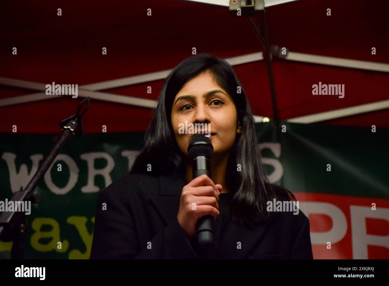 Londres, Royaume-Uni. 30th janvier 2023. Le député travailliste Zarah Sultana donne un discours. Les membres de divers syndicats et partisans ont organisé un rassemblement devant Downing Street pour protester contre les nouvelles lois du gouvernement britannique qui visent à limiter les grèves et les manifestations au Royaume-Uni. Credit: Vuk Valcic/Alamy Live News. Banque D'Images