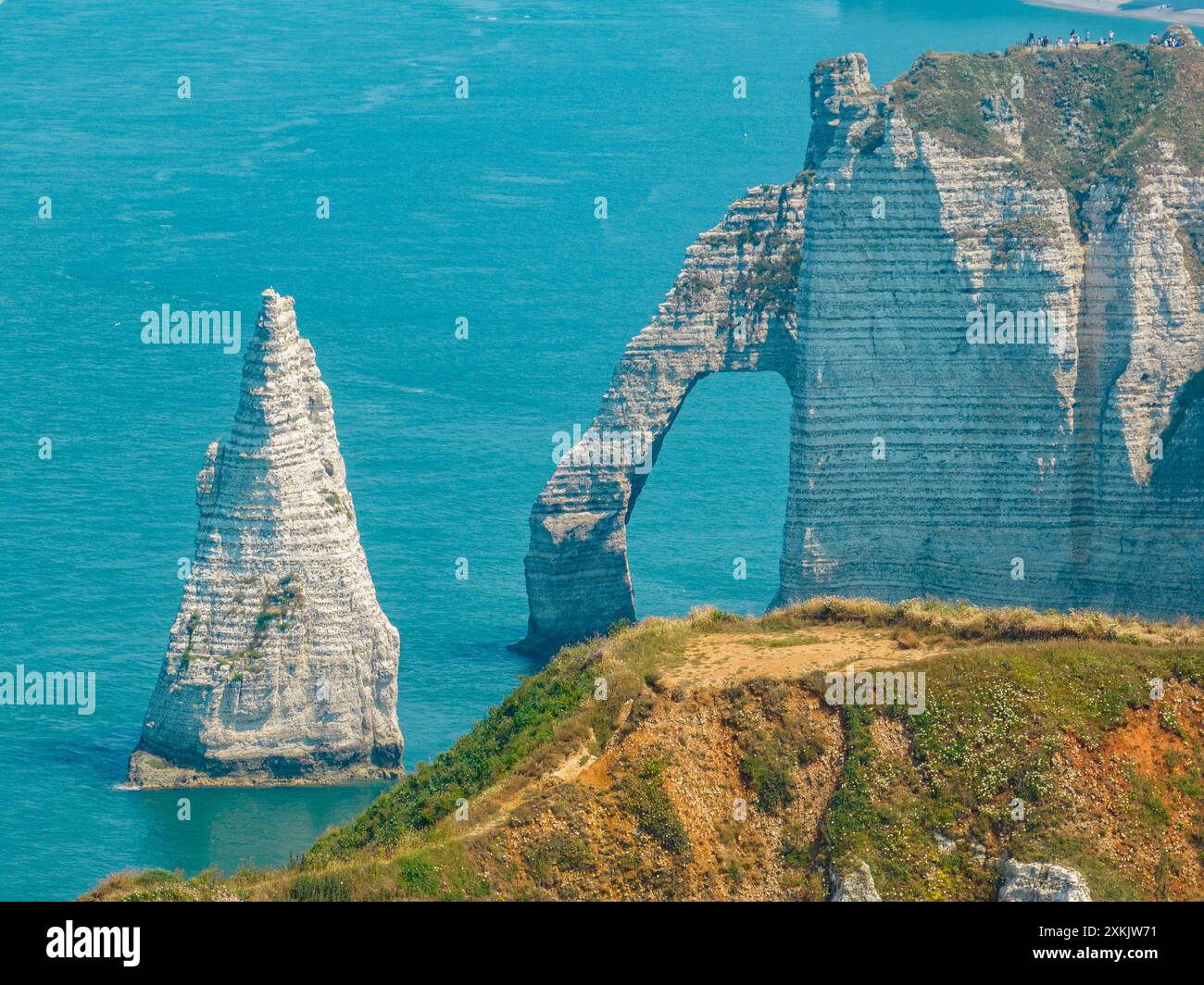 Vue aérienne des falaises d'Etretat et de l'océan Atlantique. Falaises de craie et trois arches naturelles. Sentier panoramique pour admirer la côte. Normandie, France Banque D'Images