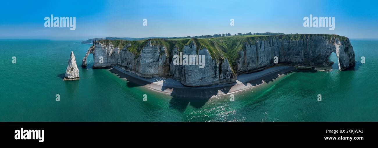 Vue aérienne des falaises d'Etretat et de l'océan Atlantique. Falaises de craie et trois arches naturelles. Sentier panoramique pour admirer la côte. Normandie, France Banque D'Images