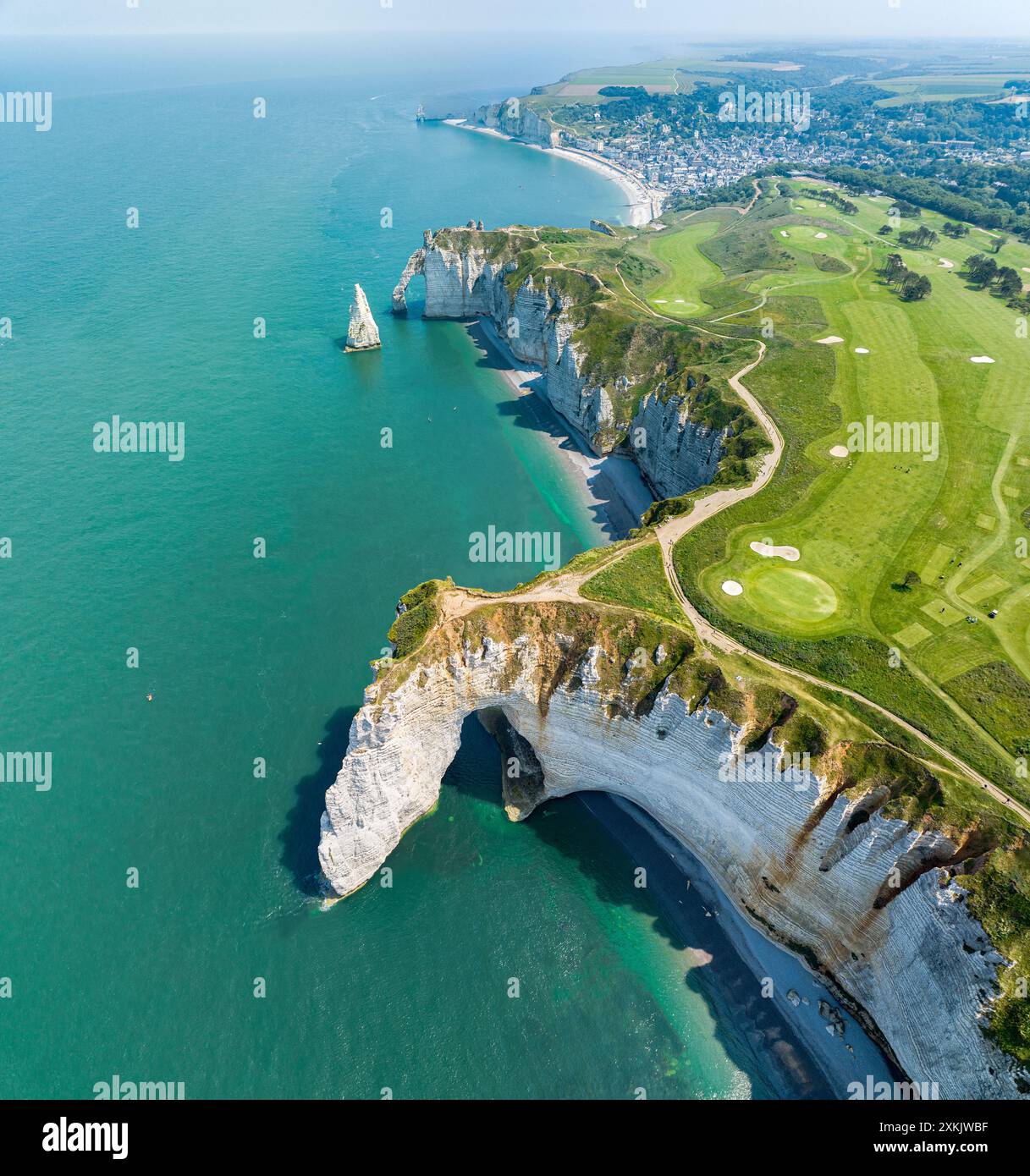 Vue aérienne des falaises d'Etretat et de l'océan Atlantique. Falaises de craie et trois arches naturelles. Sentier panoramique pour admirer la côte. Normandie, France Banque D'Images