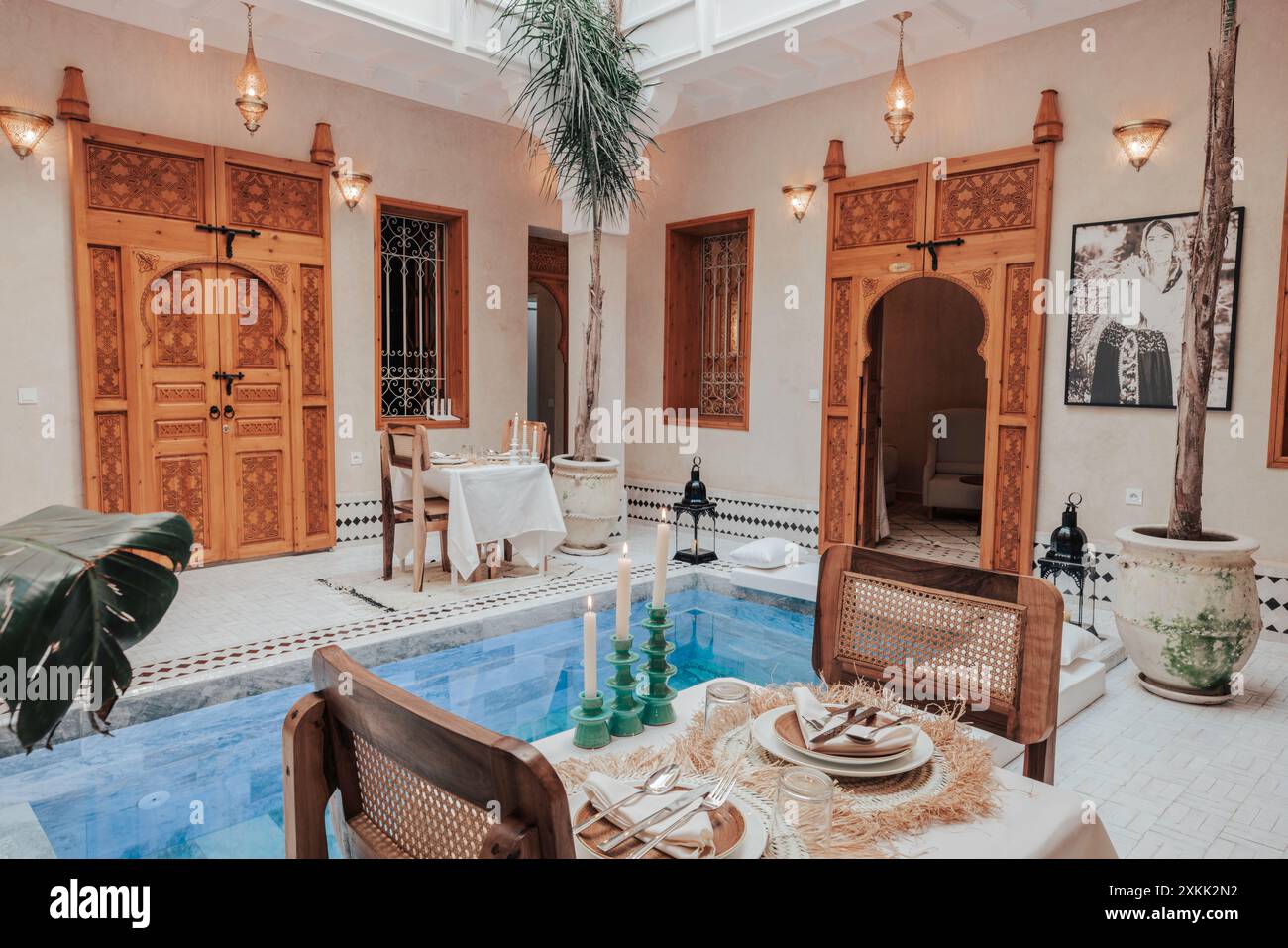 Un beau riad marocain traditionnel à marrakech avec belle terrasse et piscine et incroyable petit déjeuner et les chambres sont suer confortables Banque D'Images