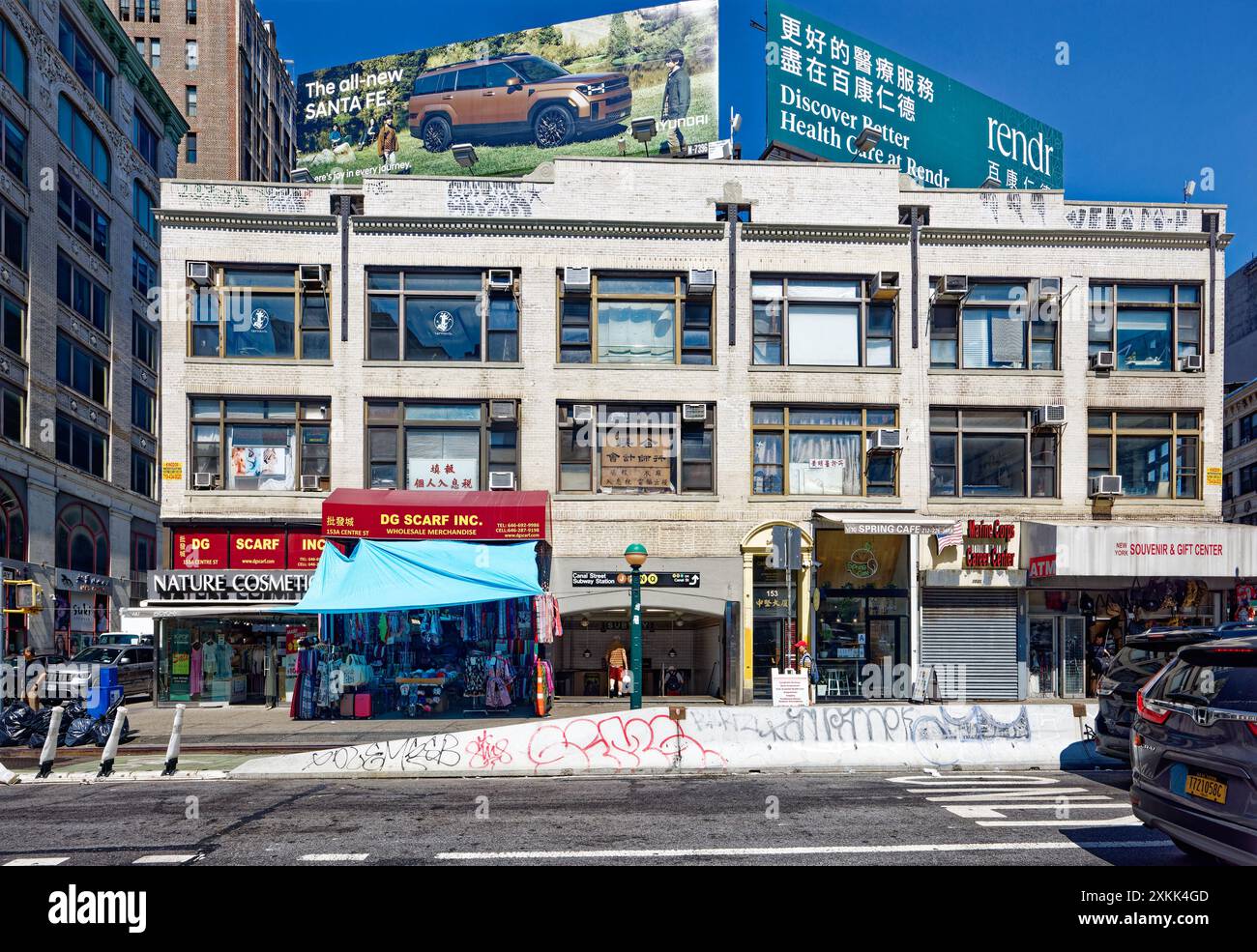 NYC Chinatown : 153 Centre Street, alias 240 canal Street, est un bâtiment commercial en brique de trois étages avec une entrée de métro à sa base. Banque D'Images