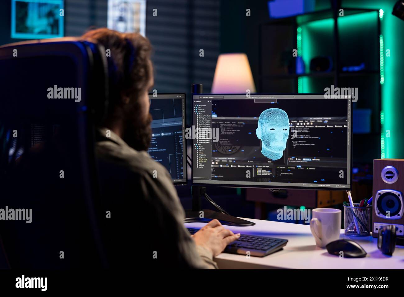 L'IA Sentient gagne une forme humanoïde à l'intérieur de l'ordinateur, parlant avec le développeur de logiciels. Intelligence artificielle consciente discutant avec un ingénieur INFORMATIQUE après être devenu autonome et avoir atteint la singularité Banque D'Images