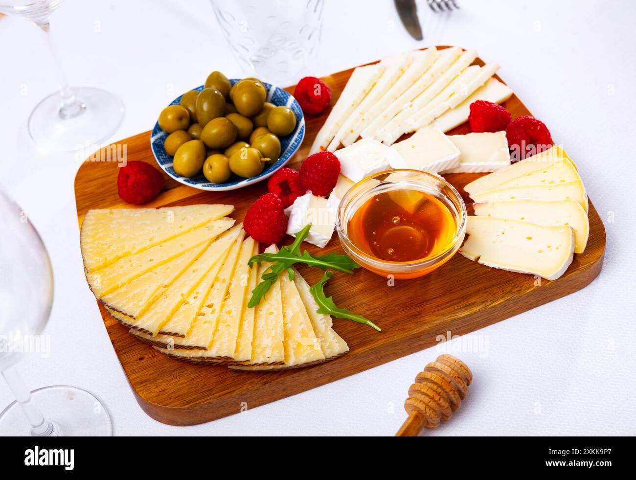 Différents types de fromage tranchés et servis sur l'assiette Banque D'Images