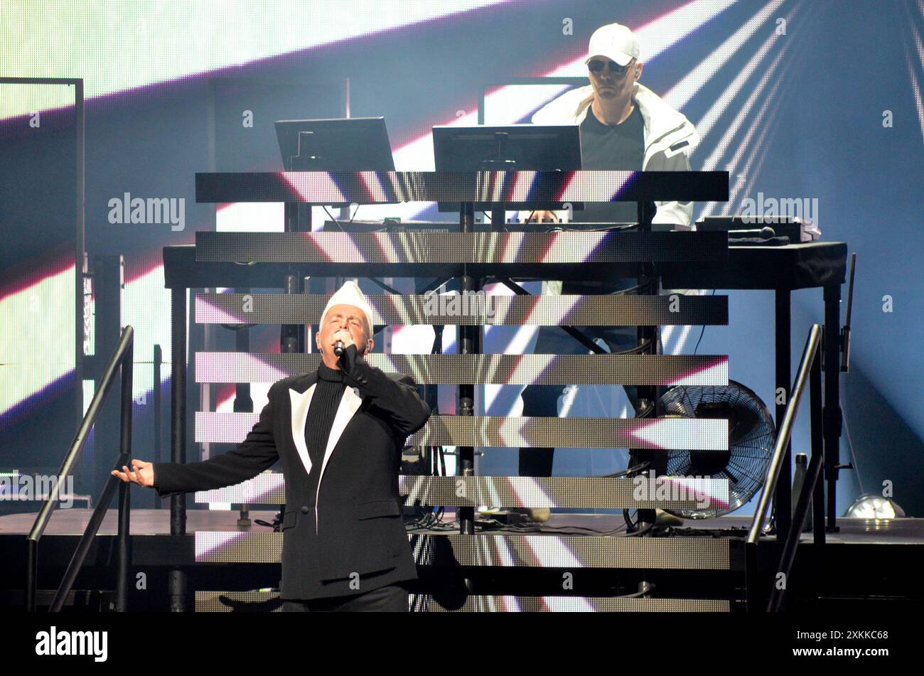 Les Pet Shop Boys, Neil Tennant et Chris Lowe, reviennent sur la scène principale du Royal Opera House pour cinq nuits avec leur production Dreamworld : The Greatest Hits Live. Il s'agit d'une tournée de concerts en cours par le duo britannique synth-pop présenté par le groupe comme leur «première tournée des plus grands hits» C’est un spectacle spectaculaire avec des décors visuels éblouissants dans l’un des théâtres les plus célèbres au monde. Banque D'Images