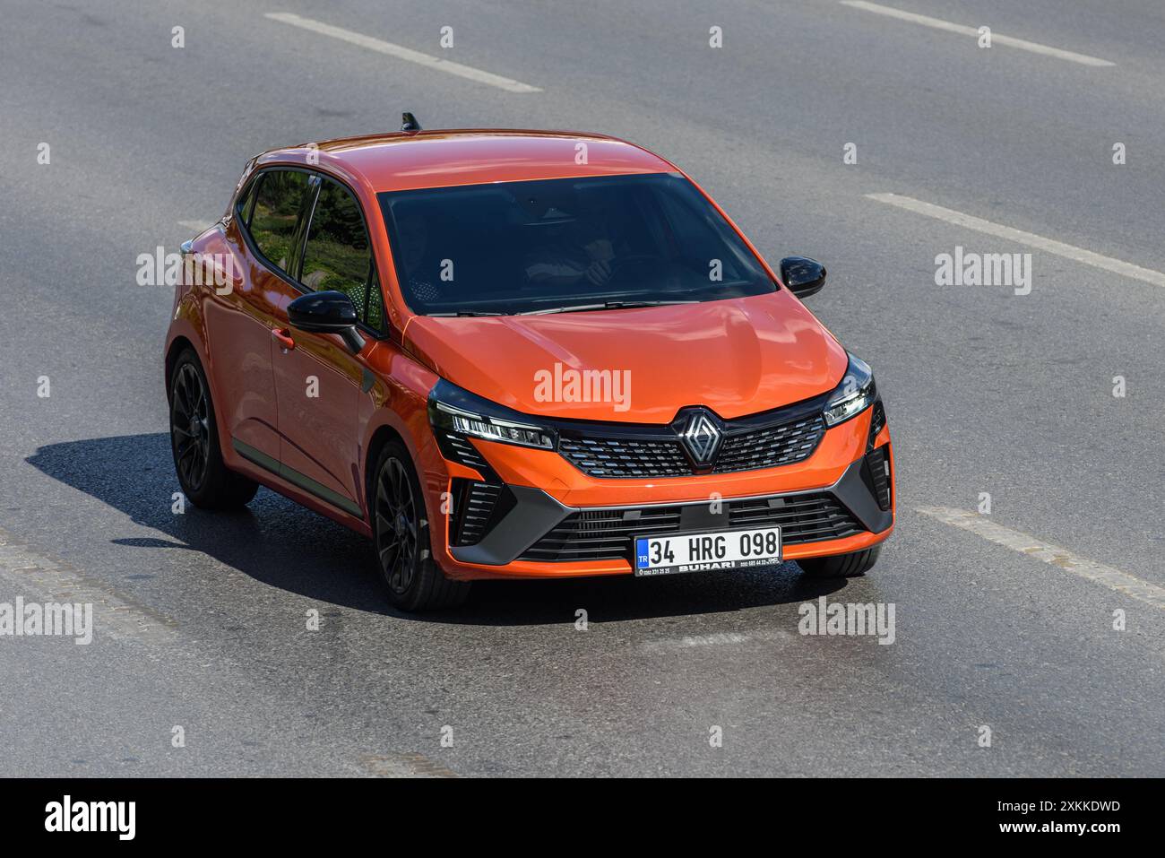 ISTANBUL, TURQUIE - 11 JUILLET 2024 : Renault Clio est une supermini voiture (segment B), produite par le constructeur automobile français Renault. Banque D'Images ISTANBUL, TURQUIE - 11 JUILLET 2024 : Renault Clio est une supermini voiture (segment B), produite par le constructeur automobile français Renault. Banque D'Images