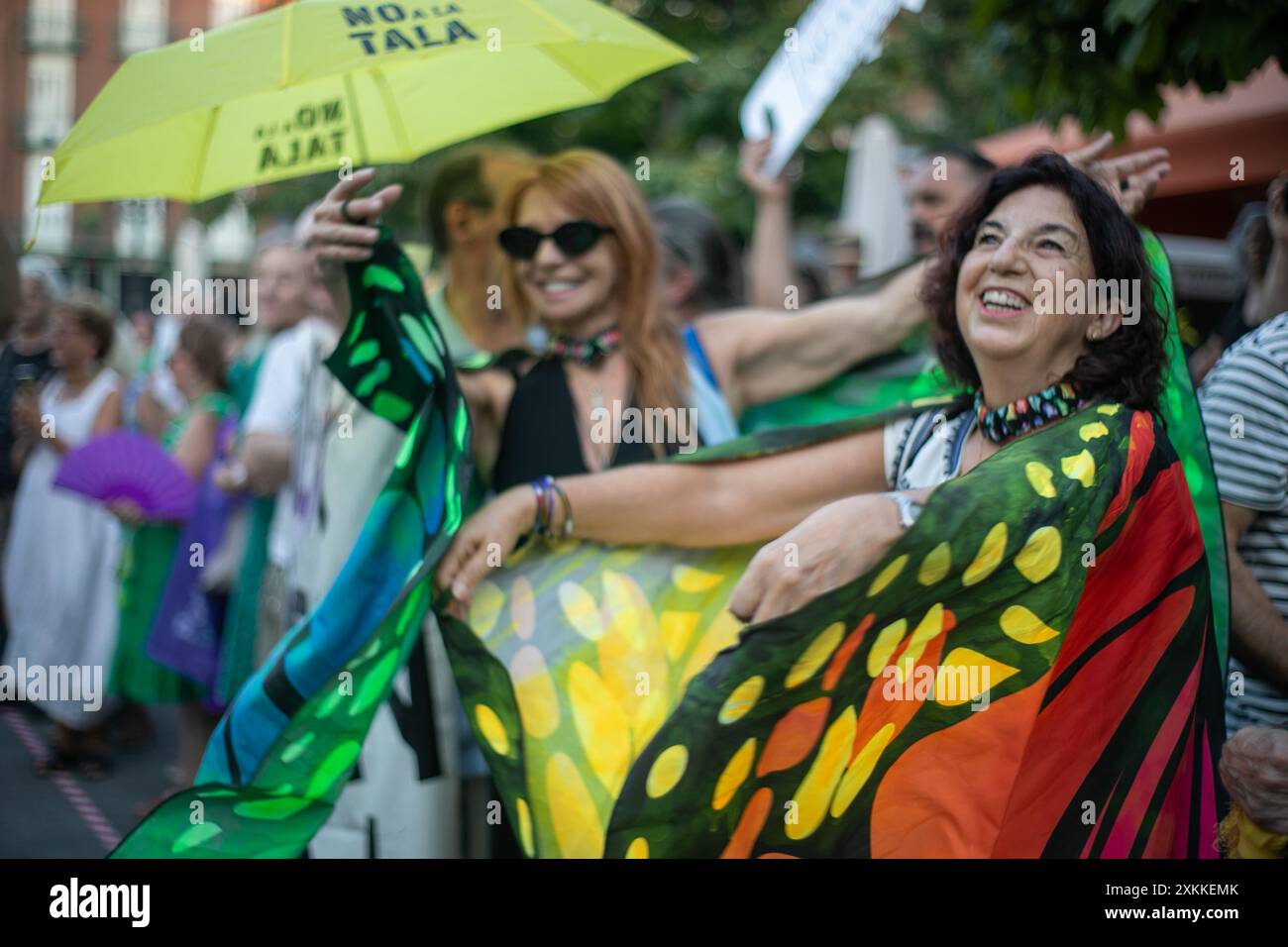 Madrid, Espagne. 23 juillet 2024. Les habitants de Madrid se sont rassemblés cet après-midi sur la Plaza Santa pour protester contre la décision prise par le conseil municipal de Madrid d'abattre plus d'une douzaine d'arbres situés sur la place centrale de Madrid. Crédit : D. Canales Carvajal/Alamy Live News Banque D'Images