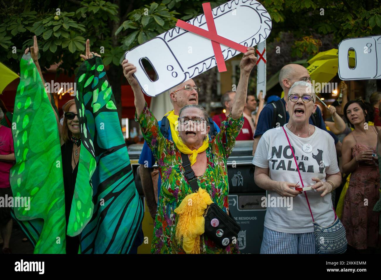 Madrid, Espagne. 23 juillet 2024. Les habitants de Madrid se sont rassemblés cet après-midi sur la Plaza Santa pour protester contre la décision prise par le conseil municipal de Madrid d'abattre plus d'une douzaine d'arbres situés sur la place centrale de Madrid. Crédit : D. Canales Carvajal/Alamy Live News Banque D'Images