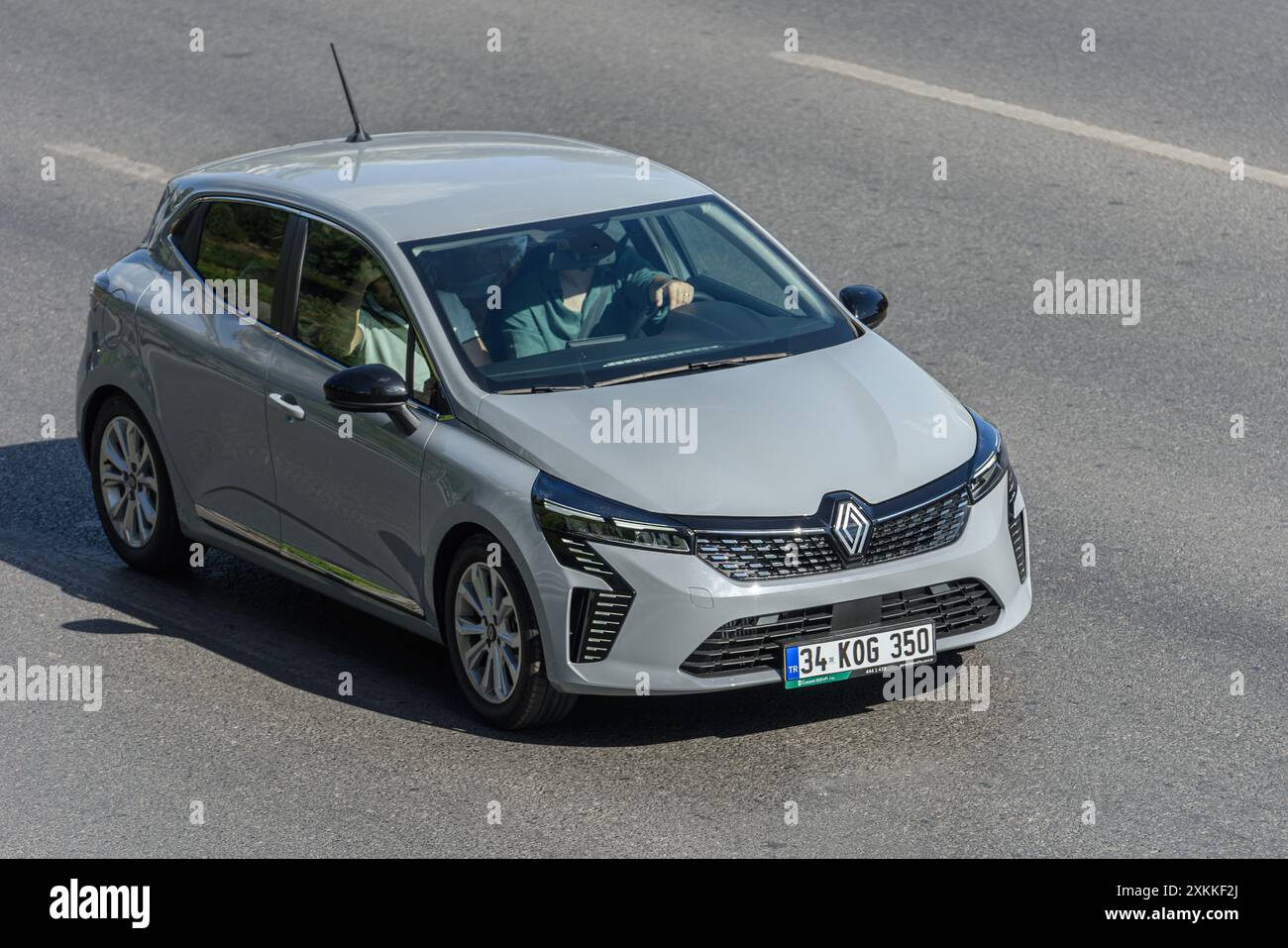 ISTANBUL, TURQUIE - 11 JUILLET 2024 : Renault Clio est une supermini voiture (segment B), produite par le constructeur automobile français Renault. Banque D'Images ISTANBUL, TURQUIE - 11 JUILLET 2024 : Renault Clio est une supermini voiture (segment B), produite par le constructeur automobile français Renault. Banque D'Images
