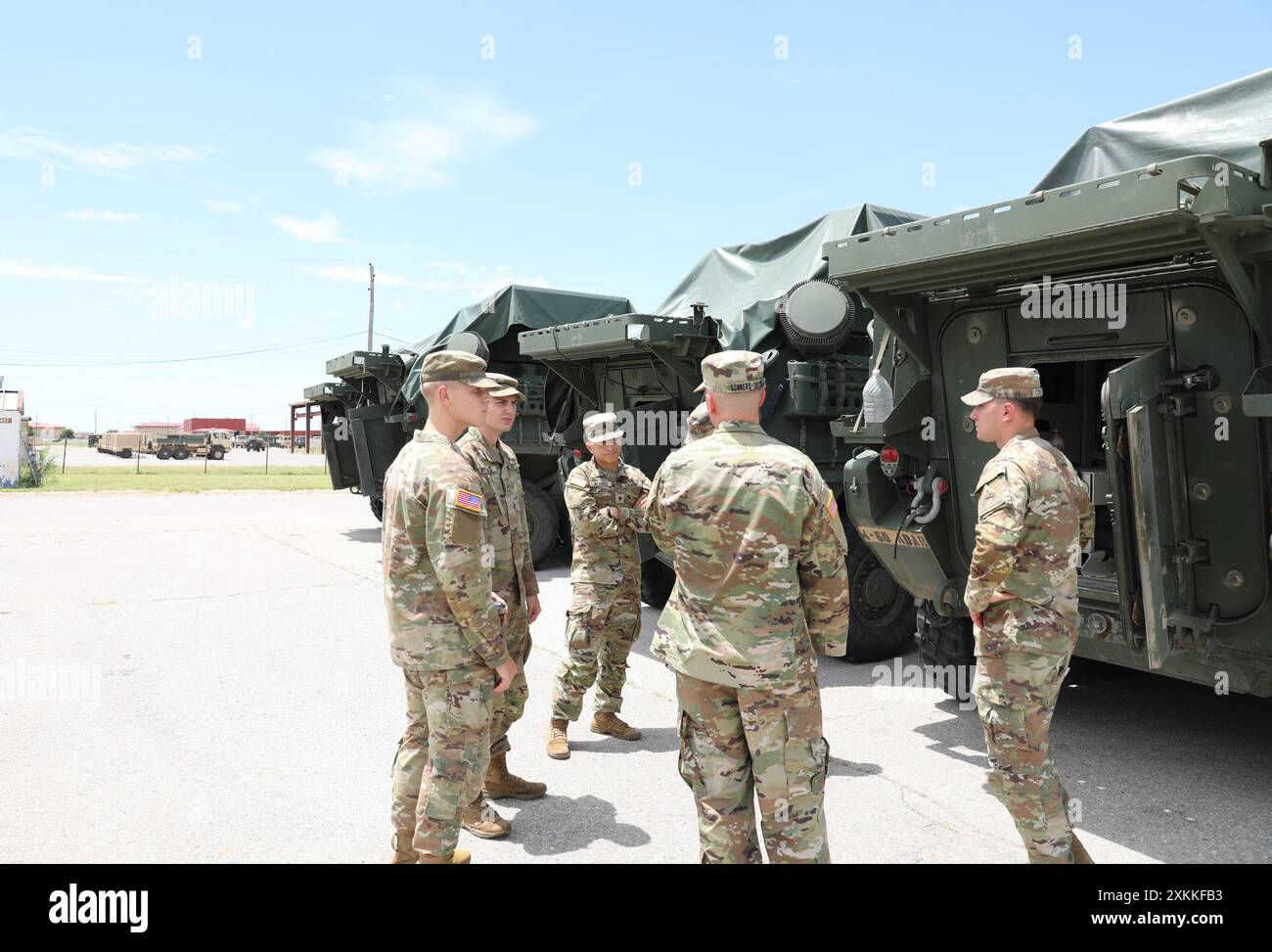 Les cadets participant à la formation en leadership des troupes de cadets (CTLT) en apprennent plus sur le Maneuver Short-Range Air Defense System (M-SHORAD) des soldats du 4e Bataillon, 60e Air Defense Artillery Regiment. Le CTLT est un programme essentiel qui offre aux cadets une expérience de leadership de première main dans les unités de l'Armée de terre en service actif. La 31e brigade d'artillerie de défense aérienne s'est régulièrement engagée dans ce programme pour aider à produire la prochaine génération d'officiers commissionnés pour la branche d'artillerie de défense aérienne et d'autres. Banque D'Images