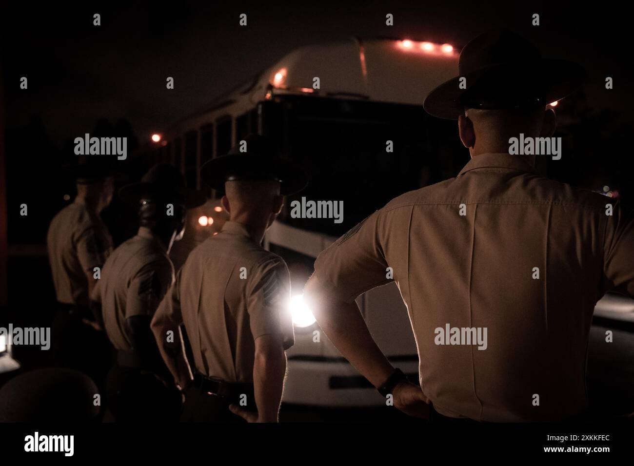 Les instructeurs de forage du corps des Marines des États-Unis avec la compagnie de réception, le bataillon de soutien, observent l'arrivée d'un bus au Marine corps Recruit Depot San Diego, Californie, le 15 juillet 2024. Au cours du processus de réception, les recrues sont vérifiées pour la contrebande, on leur coupe de cheveux, on leur fait un appel téléphonique scripté à la maison et on leur remet le matériel nécessaire à la formation. (Photo du corps des Marines des États-Unis par lance Cpl Francisco Angel) Banque D'Images