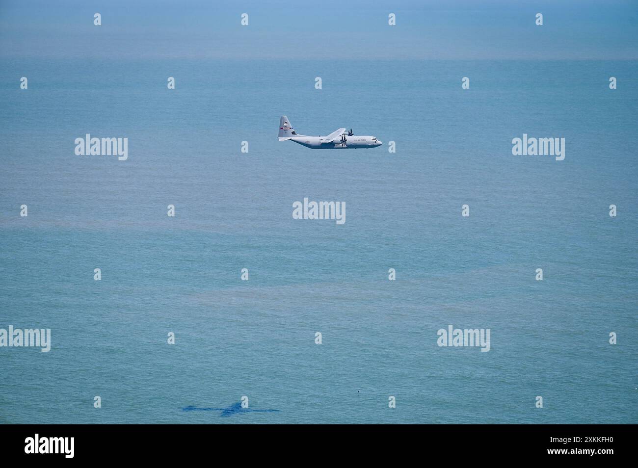 Les aviateurs américains affectés à la 165e escadre de transport aérien de la Garde nationale de Géorgie pilotent un avion C-130J-30 Super Hercules au-dessus des côtes de la Caroline du Sud lors d'une mission d'entraînement de routine le 25 avril 2024. Le nouveau C-130J de l’escadre reçu en janvier 2024 surpasse l’ancien avion C-130 Hercules, ce qui se traduit par une plus grande efficacité opérationnelle, avec moins de membres d’équipage de conduite exposés aux menaces de combat. (Photo de la Garde nationale aérienne des États-Unis par le Sgt Caila Arahood) Banque D'Images