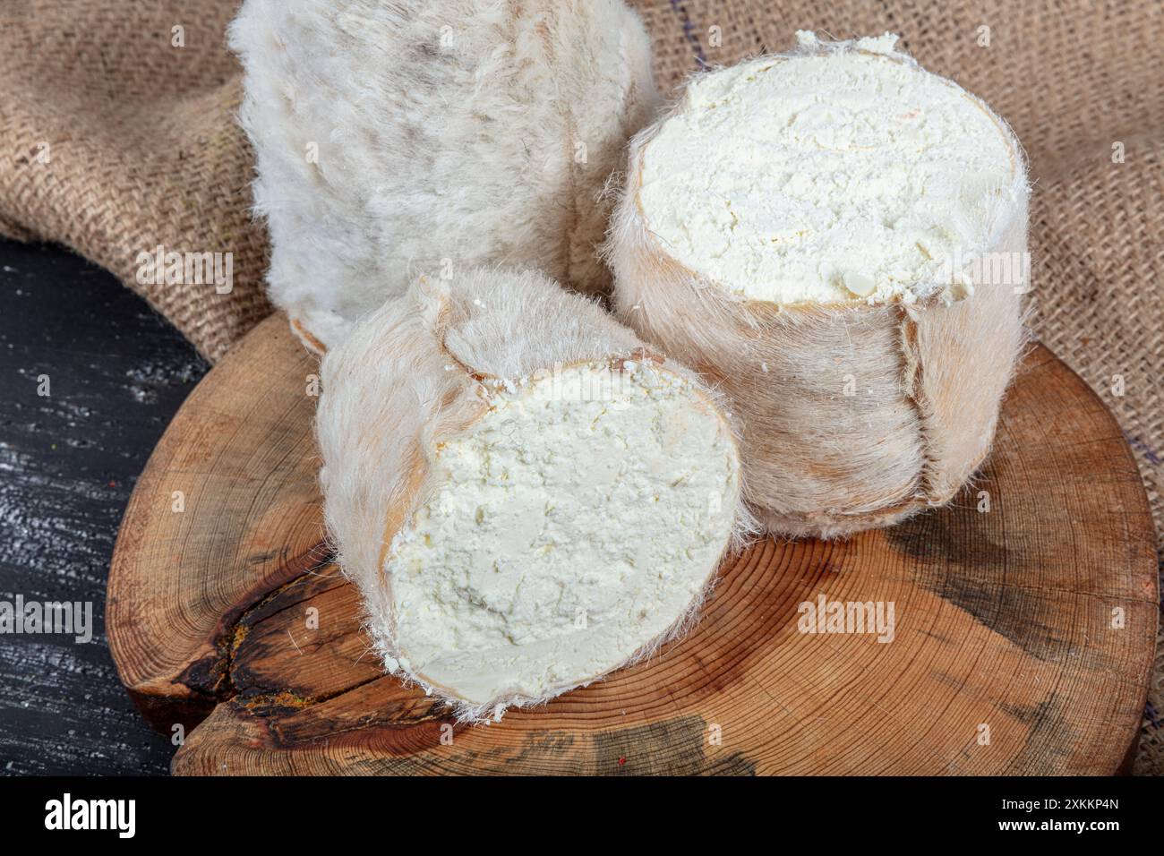 Fromage au lait de chèvre fromage Tulum. Le fromage Tulum est un fromage traditionnel au lait de chèvre turc affiné dans un boyau en peau de chèvre. Nom local obruk peyniri, Tulum Banque D'Images