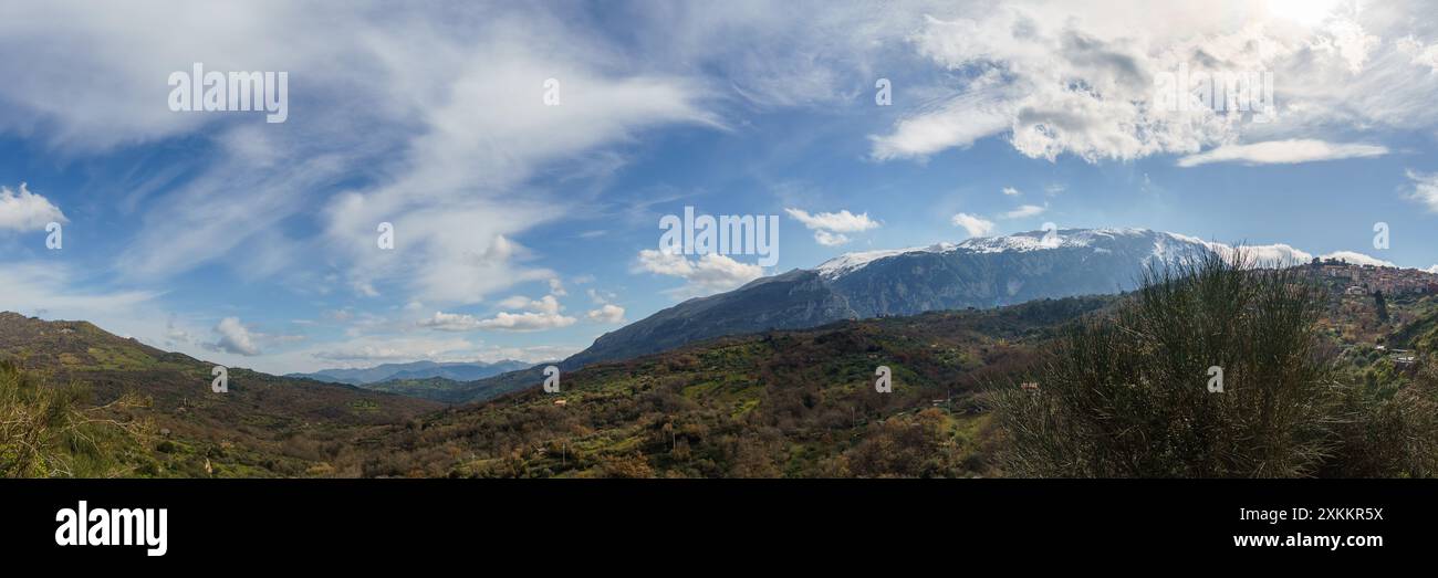 Vue panoramique sur la vallée et les hautes montagnes du Parc naturel de Madonie avec la ville d'Isnello par une journée ensoleillée, Isnello, Sicile, Italie Banque D'Images