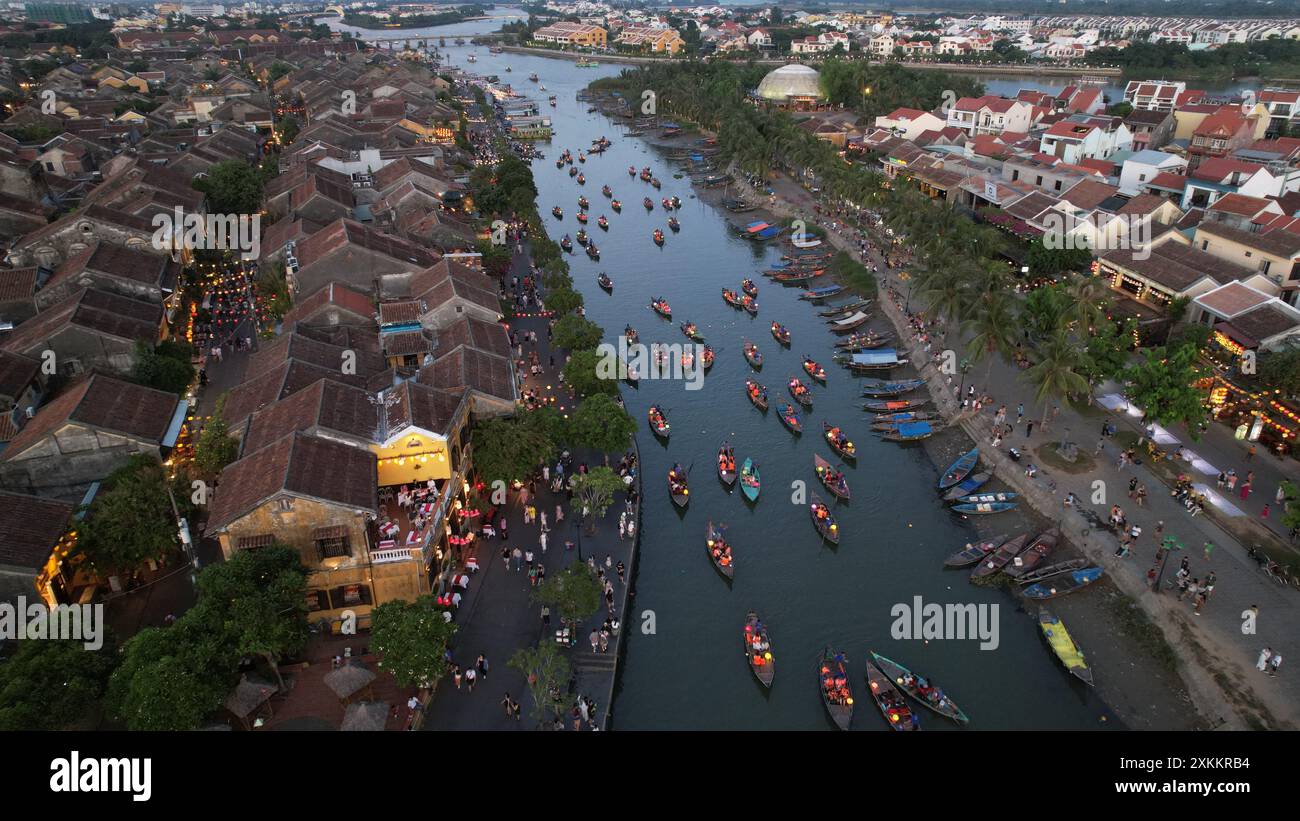Les bateaux lanternes sur le canal à hoi un marché de nuit au vietnam.la vieille ville était un port de commerce d'Asie du Sud-est du Banque D'Images
