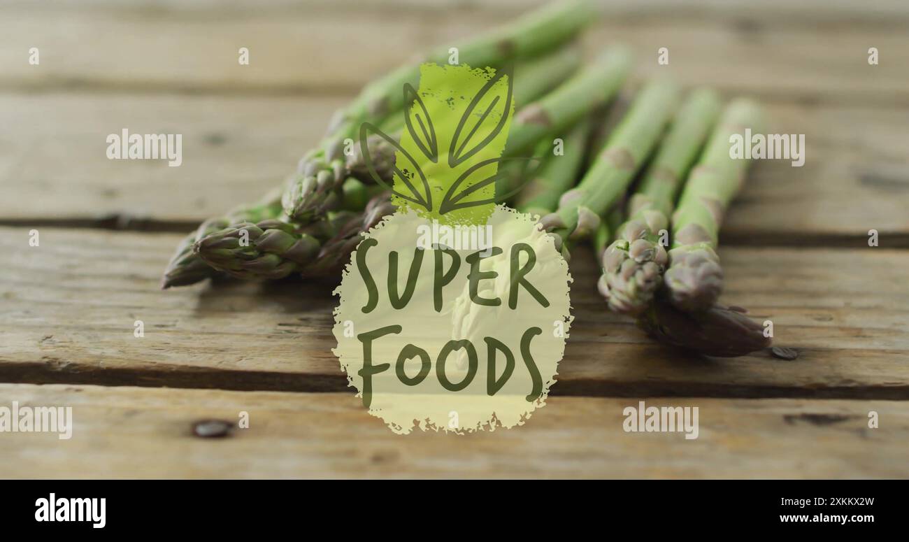 Image de texte Super Foods sur asperges sur une surface en bois Banque D'Images