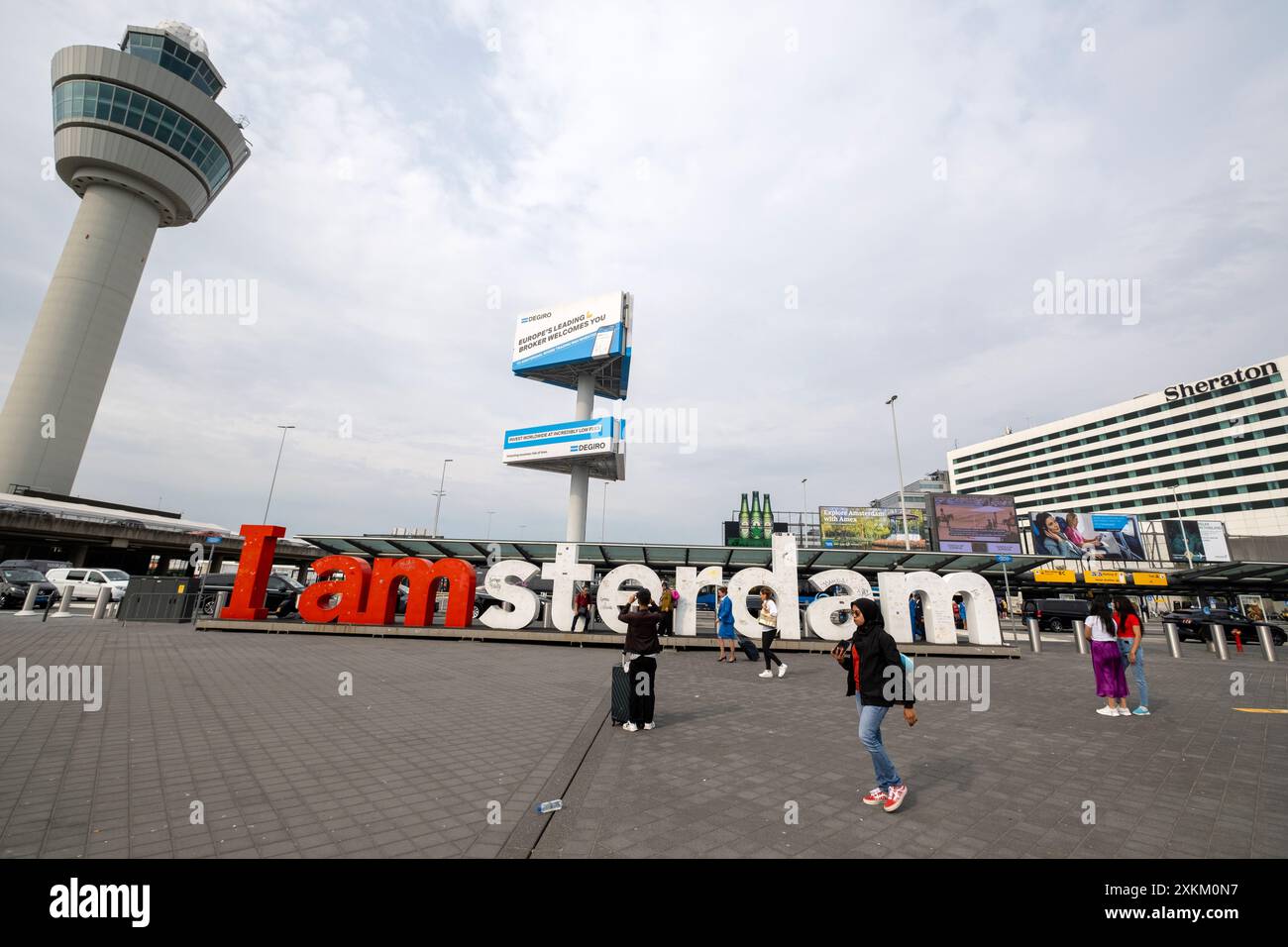 18.06.2023, pays-Bas, Hollande du Nord, Amsterdam - passagers devant le slogan I amsterdam dans la zone extérieure de l'aéroport d'Amsterdam Schiphol (A Banque D'Images