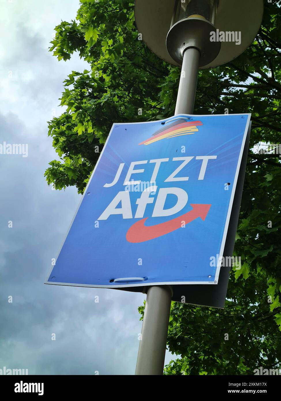 05.05.2024, Allemagne, Brandebourg, Zeuthen - affiche électorale de l'AFD pour les élections européennes de 2024 accrochée haut sur un lampadaire. 00A240505D001CAROEX.JPG [MODE Banque D'Images