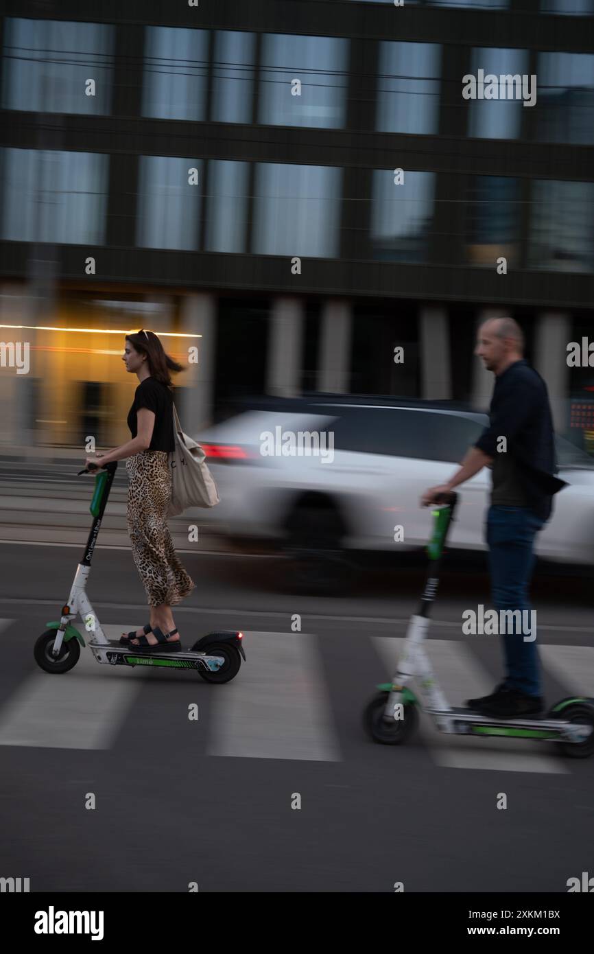 29.05.2024, Pologne, Wielkopolska, Poznan - jeune couple sur e-scooters. 00A240529D049CAROEX.JPG [AUTORISATION DU MODÈLE : NON, AUTORISATION DU PROPRIÉTAIRE : NON (c) image caro Banque D'Images