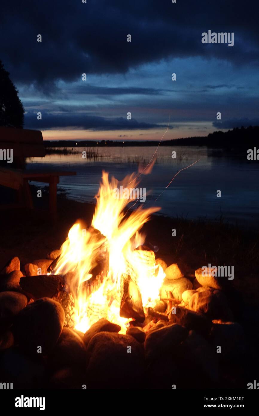 16.07.2020, Pologne, Wielkopolska, Lanken - feu de camp flamboyant sur la rive de Jezioro Gwiazdy. 00S200716D123CAROEX.JPG [AUTORISATION DU MODÈLE : NON APPLICABLE, P Banque D'Images