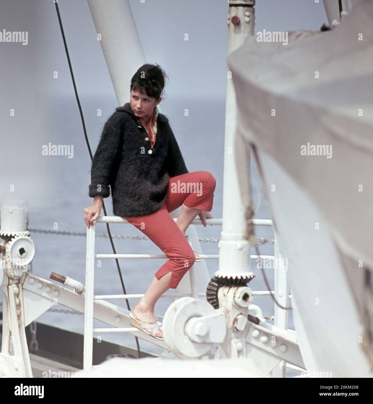 21.11.2022, RDA, Bezirk Rostock, Rostock - République démocratique allemande, photographie publicitaire pour magazines de mode : le modèle montre la dernière mode féminine Banque D'Images