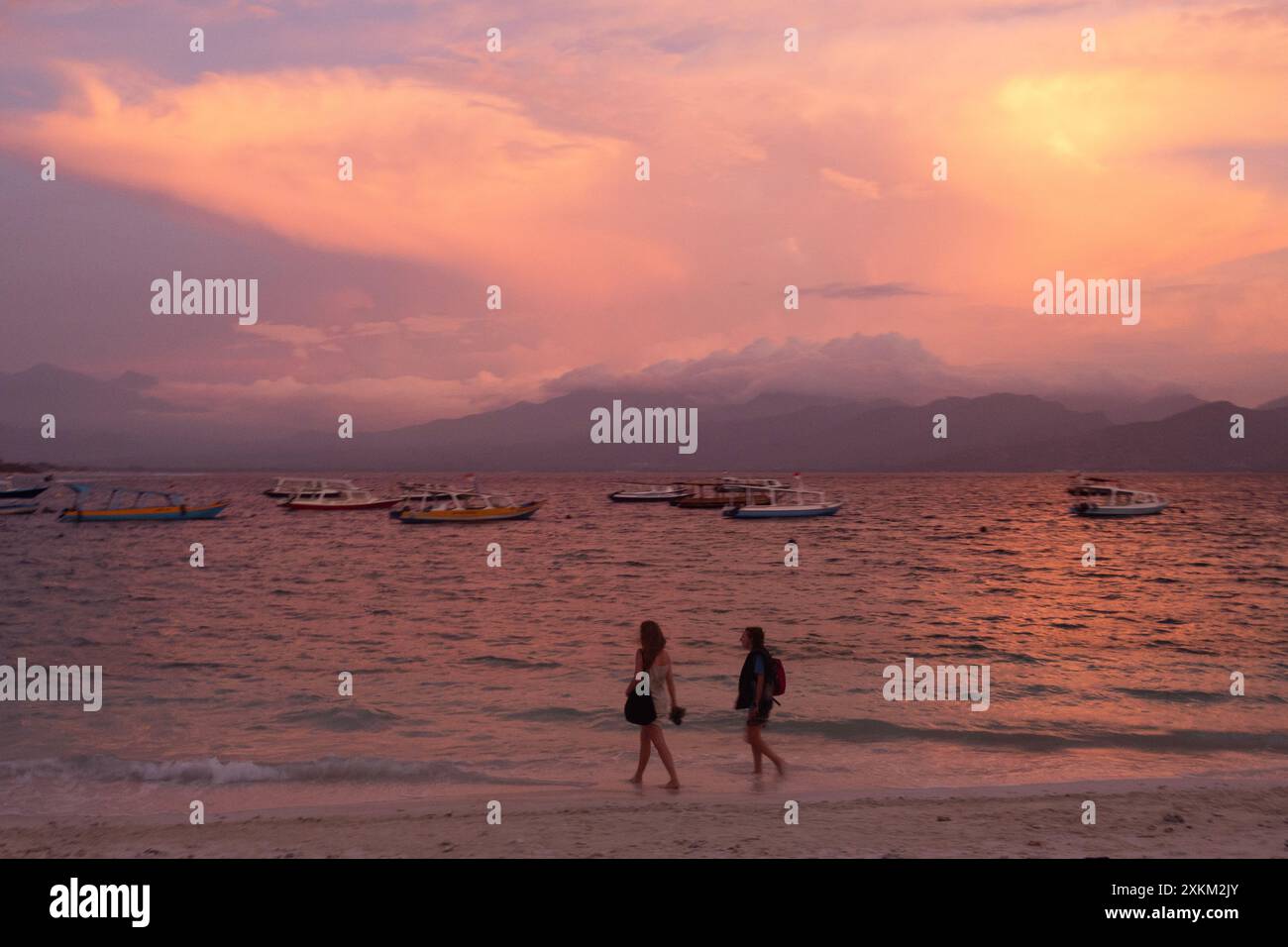 12.11.2023, Indonésie, Lombok, Gili Trawangan - femmes marchant le long de la plage au coucher du soleil. 00S231112D403CAROEX.JPG [AUTORISATION DU MODÈLE : NON, AUTORISATION DU PROPRIÉTAIRE : Banque D'Images