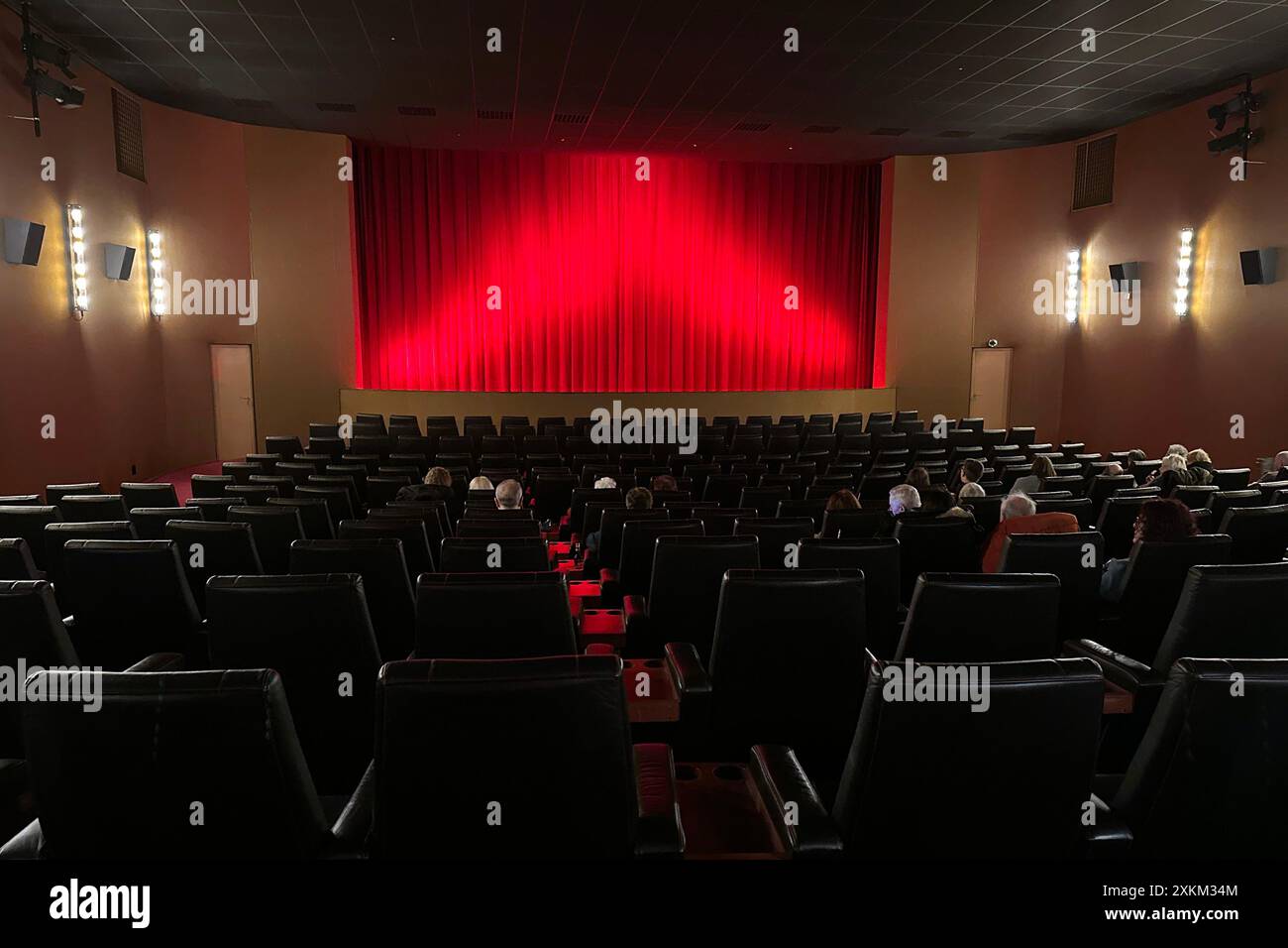 03.02.2024, Allemagne, , Berlin - les gens assis devant un rideau fermé dans un cinéma. 00S240203D647CAROEX.JPG [AUTORISATION DU MODÈLE : NON, AUTORISATION DU PROPRIÉTAIRE : Banque D'Images