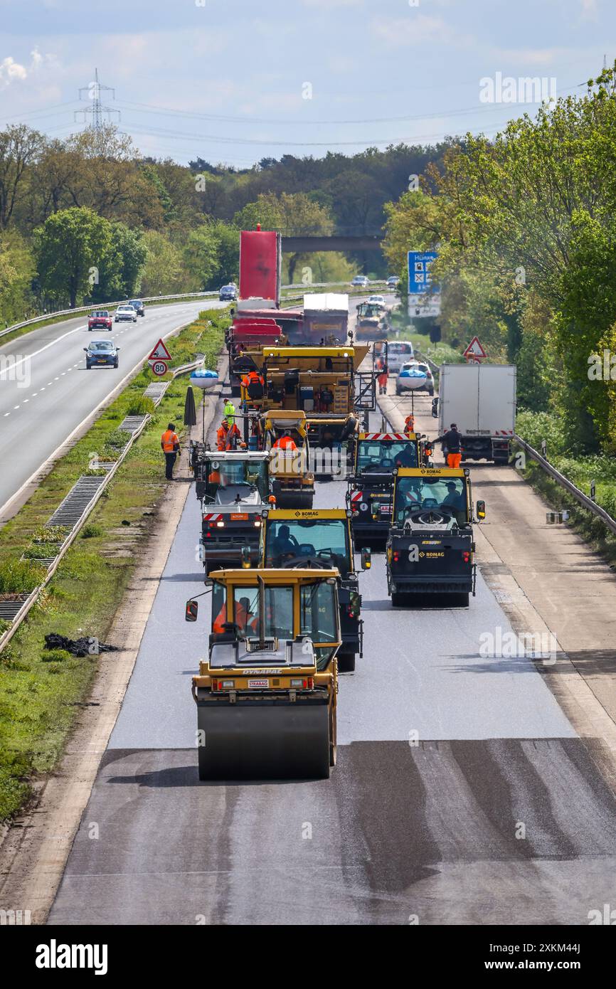 21.04.2024, Allemagne, Rhénanie du Nord-Westphalie, Wesel - construction de routes, finisseurs et rouleaux de roulement pose de l'asphalte neuf sur l'autoroute A3, mois Banque D'Images