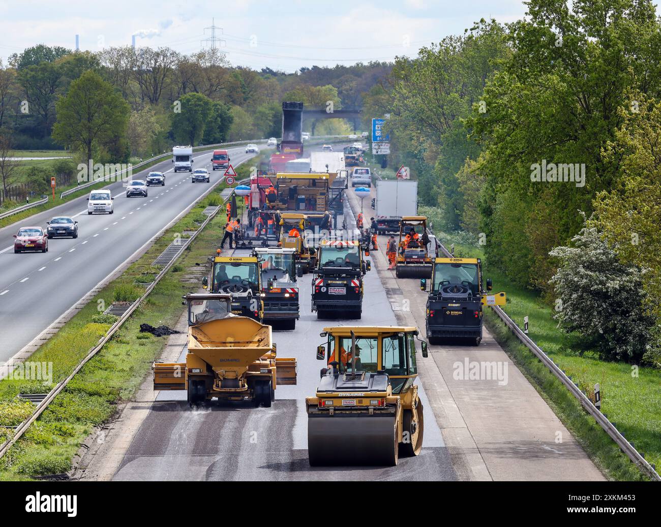 21.04.2024, Allemagne, Rhénanie-du-Nord-Westphalie, Wesel - construction de routes, finisseurs d'asphalte et rouleaux roulants posent de l'asphalte neuf sur l'autoroute A3, mon Banque D'Images