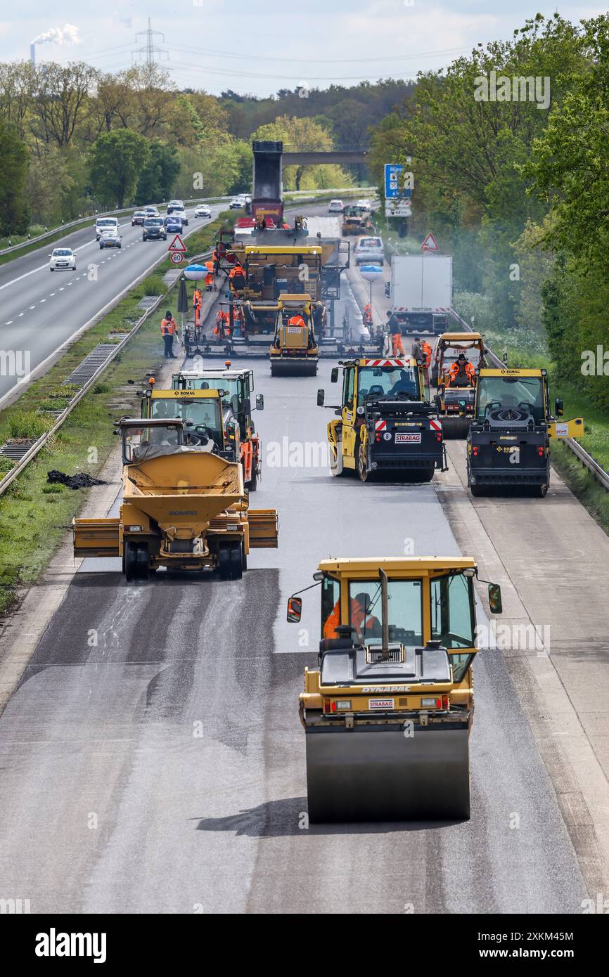 21.04.2024, Allemagne, Rhénanie du Nord-Westphalie, Wesel - construction de routes, finisseurs et rouleaux de roulement pose de l'asphalte neuf sur l'autoroute A3, mois Banque D'Images