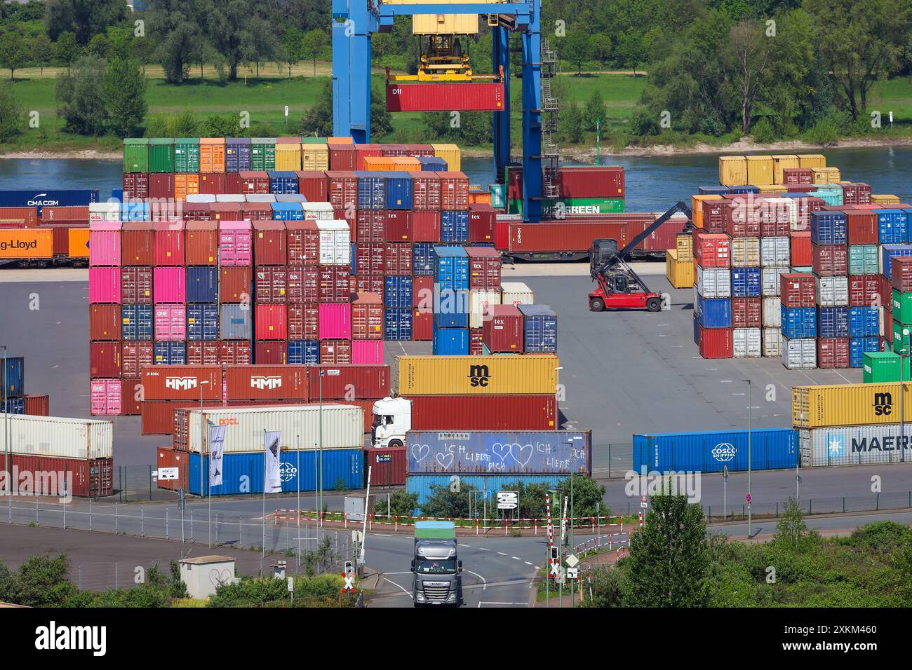 02.05.2024, Allemagne, Rhénanie-du-Nord-Westphalie, Duisbourg - terminal à conteneurs dans le port de Duisbourg sur le Rhin à Wanheim-Angerhausen, combiné trans Banque D'Images