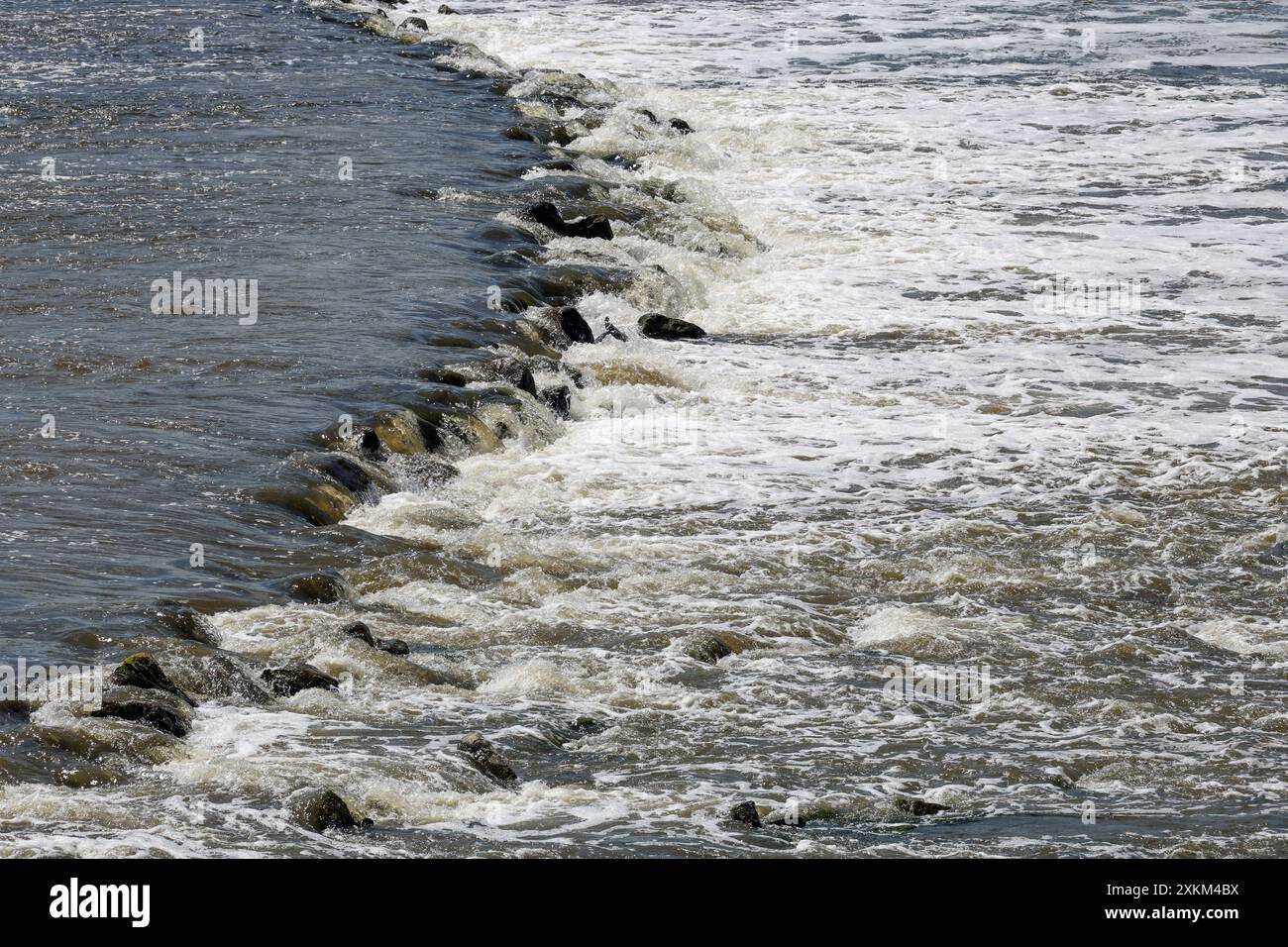 15.05.2024, Allemagne, Rhénanie du Nord-Westphalie, Dinslaken - renaturalisation de l'Emscher. Les nouveaux toboggans de lit créent des rapides artificiels. Nouvel estuaire d'Emscher Banque D'Images