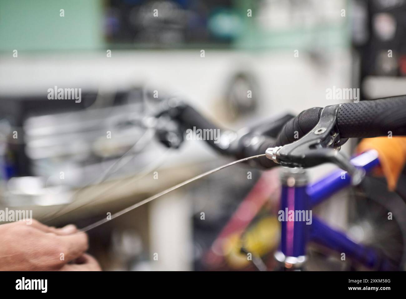 Réparateur méconnaissable assemblant le système de freinage d'un vélo dans le cadre du service d'entretien qu'il effectue dans son atelier. De vraies personnes au travail. Banque D'Images